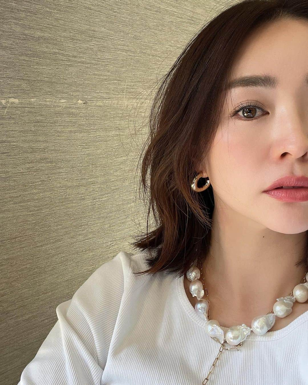 林香里さんのインスタグラム写真 - (林香里Instagram)「・ ・ ここ最近大きな変化なしだった髪型に飽きてきて 最近気になってた、くびれhairにしてみた✄� 顔周りだけの変化だけど新鮮︎✌︎ ̖́-‬ 　@hoshino_style の骨格修正カットと あとはお任せしています！  お顔のメンテナンスは　@acri0823 💆🏻‍♀️ 今回はリフトアップ&毛穴ケア改善してくれる フォトフェイシャル。 翌日からの艶感と化粧ノリが凄すぎて 毎回感動🥺😌 どのメニューも良すぎて、いつも悩むぐらいっ♡  #hair#hairstyle#beauty#美容」3月24日 16時03分 - kaori_hayashi1203