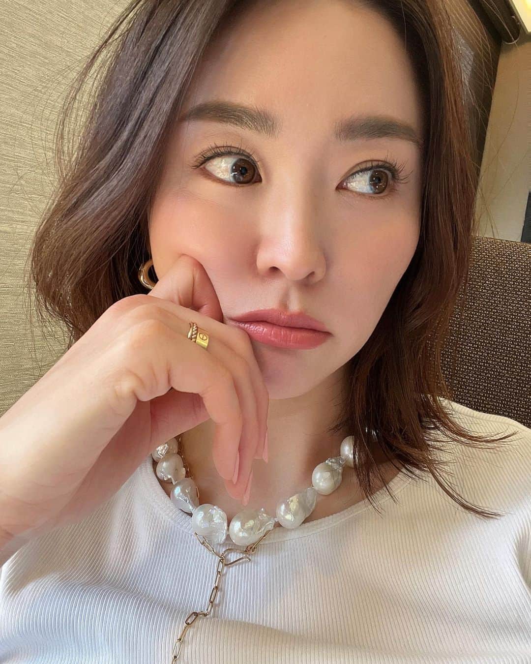 林香里のインスタグラム：「・ ・ ここ最近大きな変化なしだった髪型に飽きてきて 最近気になってた、くびれhairにしてみた✄� 顔周りだけの変化だけど新鮮︎✌︎ ̖́-‬ 　@hoshino_style の骨格修正カットと あとはお任せしています！  お顔のメンテナンスは　@acri0823 💆🏻‍♀️ 今回はリフトアップ&毛穴ケア改善してくれる フォトフェイシャル。 翌日からの艶感と化粧ノリが凄すぎて 毎回感動🥺😌 どのメニューも良すぎて、いつも悩むぐらいっ♡  #hair#hairstyle#beauty#美容」