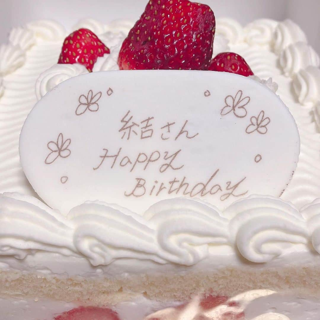 結さんのインスタグラム写真 - (結Instagram)「2023.03.18（土）上野音横丁 結 BIRTHDAY ONEMAN LIVE 「Happy Birthday to Yui」  色々な想いがあり何から話そうと言った感じですが、結論から言うと幸せな誕生日を過ごす事が出来ました。  出演者の皆様、スタッフの皆様、ライブハウスの皆様改めてご協力頂きありがとうございます！  そして会いに来てくれたみんな、配信で観てくれたみんな本当にありがとう。  今回バースデーライブではあるものの、活動の全てを一人で担っている事もあり、正直楽しむと言うよりは  "しっかりイベントを運営する"  という部分の意識が強かったかもしれないです。  でも結果的に幸せな気持ちで終わる事が出来たのは  "関わってくれた人が俺に幸せな気持ちを運んでくれた"  んだと思ってます。  幸せな気持ちにしてくれてありがとう。  今回幸せだと思えた要因は色々あるけど、その大きな部分は3年振りの声出しLIVEだと思ってます。  やっぱり俺はステージでみんなの声を聴く時間が好き。  そしてあの時間を勝る幸せは無いって改めて思いました。  言葉で良い表せないあの満たされた感情。  3年間封印されすっかり忘れていた感情を思い出した一日でした。  沢山声を届けてくれてありがとう。  そして幸せだと思えたもう一つの要因は  "関わってくれた出演者、スタッフの皆様の人柄が温かだった事"  です。  サプライズでケーキを用意してくれたりプレゼントを用意してくれたゲストプレイヤーのみんな、バースデーケーキを用意してくれたライブハウスの店長さん、本当にありがとうございました！  こうした沢山の人の温かい人柄に支えられ幸せな気持ちで終える事が出来たバースデーワンマン。  改めて関わってくれた全ての皆様へ  本当にありがとうございました！  画像に貼ってある通りバースデーグッズ第一弾として、ハンドメイドピアス&イヤリング（数量限定）を作ったので近々販売します！  あとはライブ写真セットともしかしたらハンドメイドネックレスも作るかも。  そちらもお楽しみに！  次のライブは4/26  また会えるのを楽しみにしてるね！  結」3月24日 16時07分 - sing.yui.0318