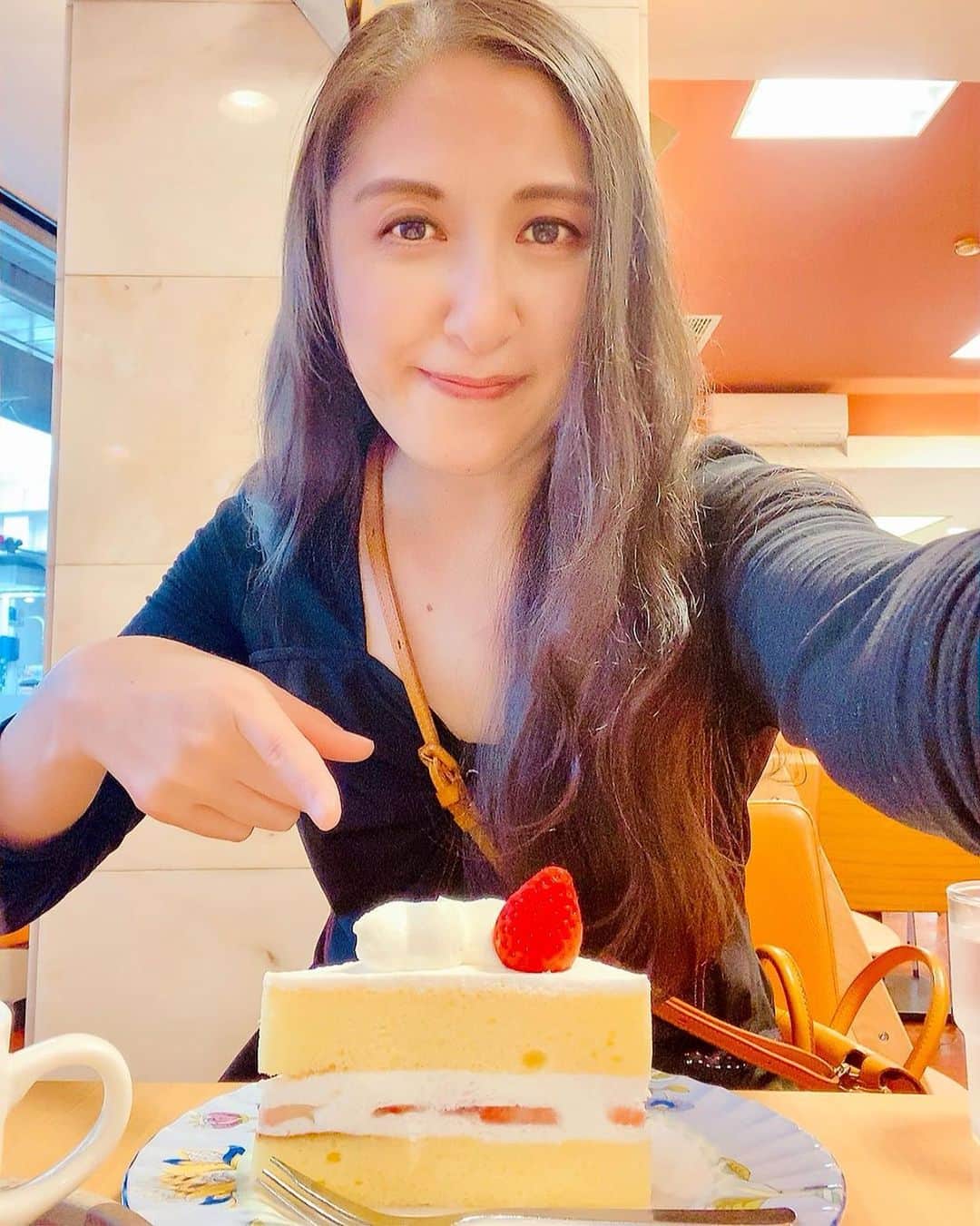 のインスタグラム：「✨トリアノン✨  一度来たかった念願のお店✨🫶😋🫶✨ 雨の中来た甲斐が有るくらいショートケーキ美味しかったよぉ🍰💕✨ 生クリーム好きな私にはヤミツキのお味でした💛 店長さんも店員さんもとっても優しいです💛 高円寺にはあまり来ないんだけど また時間作って絶対来ようと思いました💕😋✌️💕  幸せな時間をありがとう💛  噂のショートケーキはこれです💛🍰🍓💛 プリンアラモードがなくて残念でした🍮 また絶対リベンジするぞっ✋(◉ ω ◉｀)🔥  ✨✨✨✨✨✨✨✨✨✨✨✨✨✨✨  ✨ Trianon ✨  The long-awaited shop that I wanted to visit once✨🫶😋🫶✨ The shortcake was so delicious that it was worth coming in the rain 🍰💕✨ For me who likes fresh cream, the taste was addictive 💛 The manager and staff are very kind. I don't come to Koenji very often, but I definitely want to make time to come again💕😋✌️💕  Thank you for the happy time💛  This is the rumored shortcake 💛🍰🍓💛 It was a pity that there was no pudding a la mode🍮 I'll definitely get revenge again✋(◉ ω ◉｀)🔥  ✨✨✨✨✨✨✨✨✨✨✨✨✨✨✨ @trianon1960    #トリアノン  #高円寺カフェ  #杉並区  #ロケ地巡り  #長尾謙杜のある生活  #ショートケーキ  #甘いもの大好きな人と繋がりたい #美  #生きる意味 #sexy #セクシー系 #ジム女子 #美肌ケア #写真好きな人と繋がりたい #女優好きな人と繋がりたい #美意識人と繋がりたい #幸福 #happy #東京 #tokyo #日本 #japan  #美魔女モデル #actress #followforfollowback #ポートレート女子 #loveyou #仲間募集  #空が好きな人と繋がりたい」
