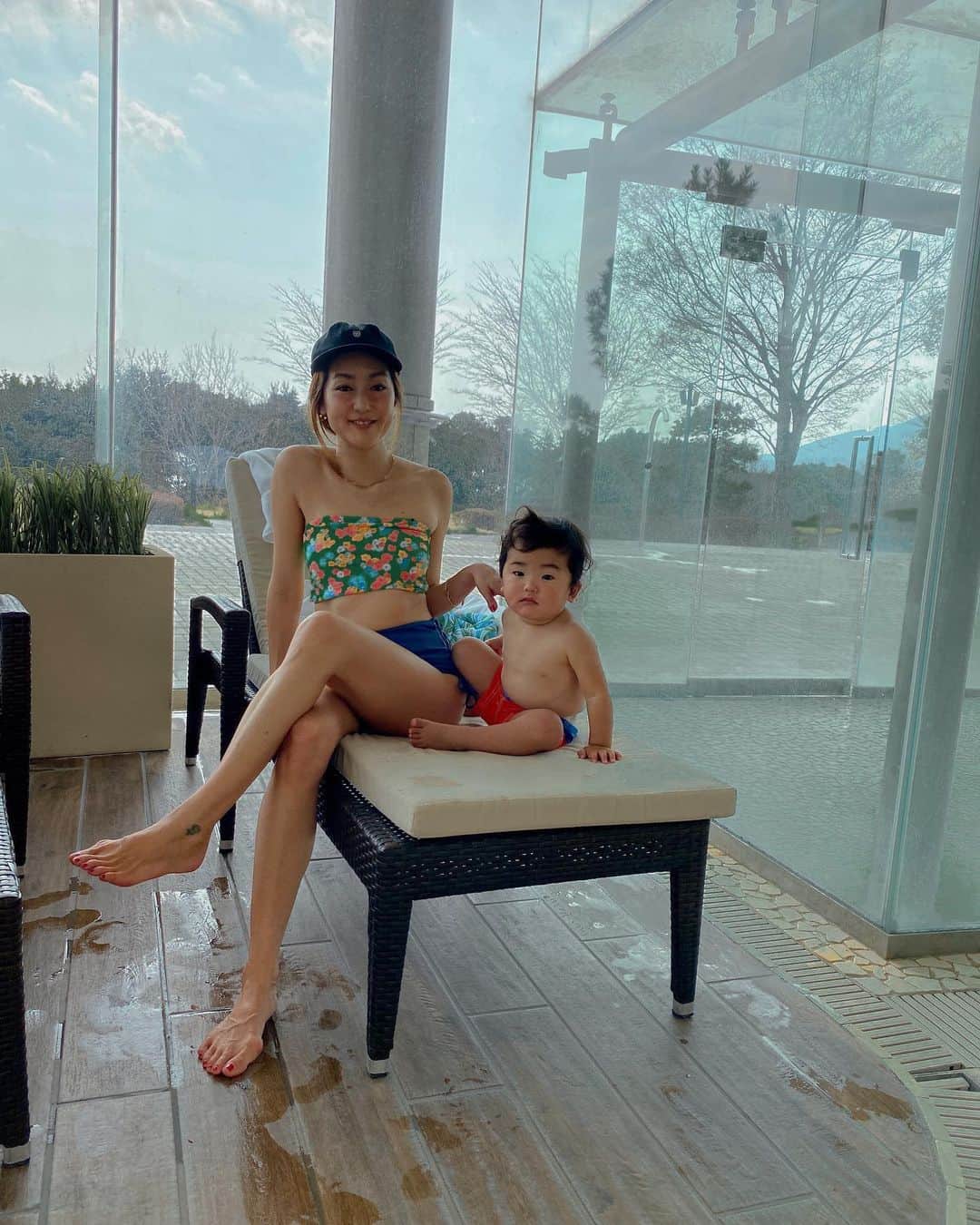 堀舞紀さんのインスタグラム写真 - (堀舞紀Instagram)「🛟  白くてぷよぷよの私達！！ (いや、母はブヨブヨ…一緒にしてすまない。)  冬だったから 真っ白😩〜  今年も沢山プールと海いくぞぉぉぉ！！！！！  🏖 今年の湘南は めっちゃ混みそう😅な予感、、  #pool #プール #母親服装 #1歳男の子 #子育て記録 #母ちゃん」3月24日 16時19分 - mainohori