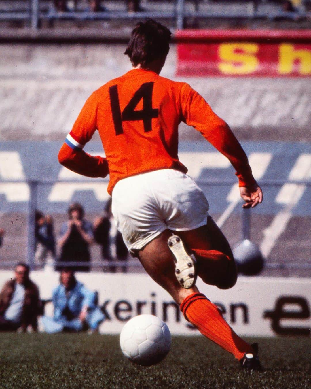 ヨハン・クライフのインスタグラム：「Today we think about you, Johan. 🧡」