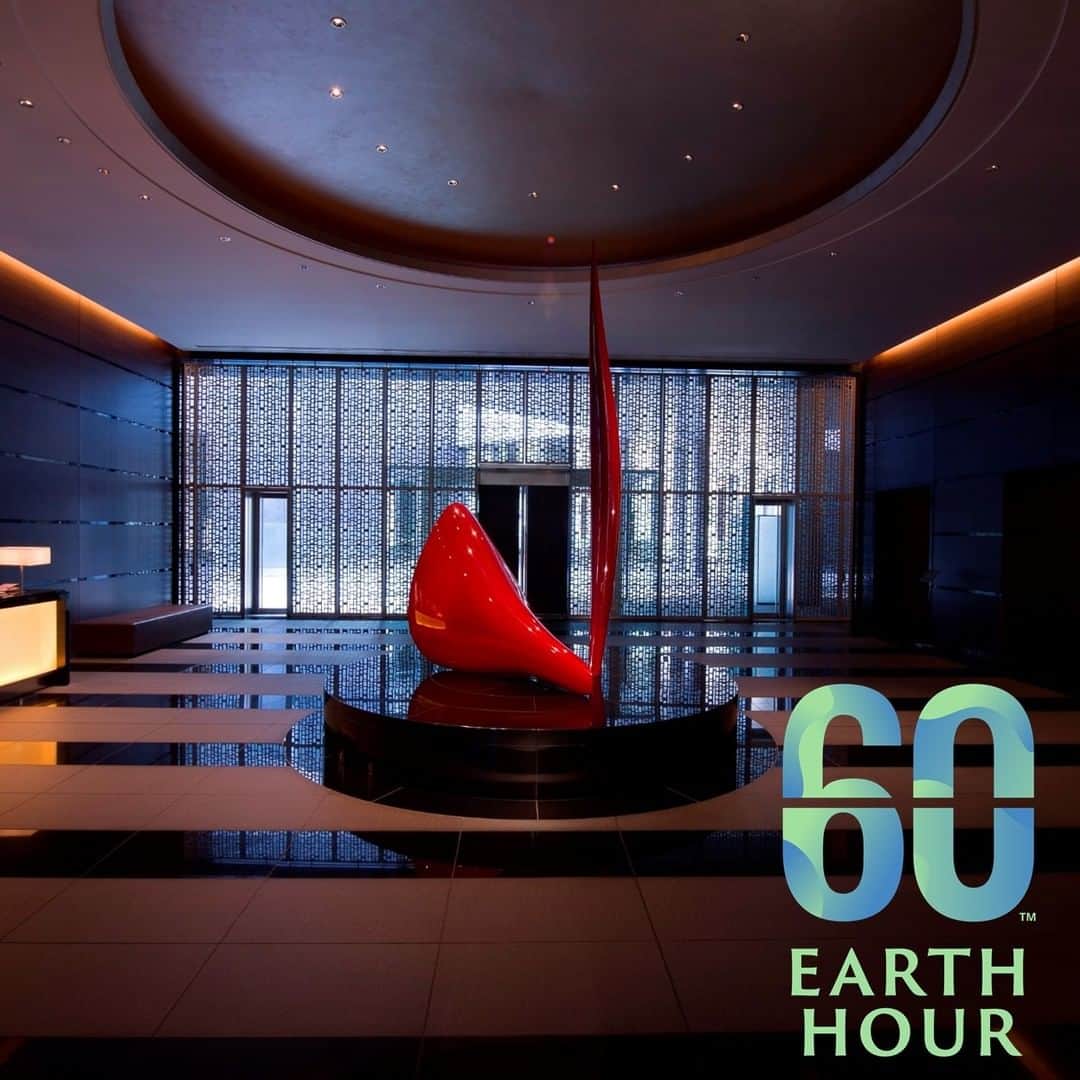 Conrad Tokyoのインスタグラム：「コンラッド東京は、世界自然保護基金（WWF）が運営する、世界で10億人以上が参加する、1時間電気を使わない地球温暖化防止の環境イベント「EARTH HOUR」（アースアワー）に参加し、明日3月25日（土）の20:30から21:30まで、ホテル館内の照明等を消灯します。  ホテルにご宿泊のお客様には、暗闇のホテルや限定のアースアワーカクテルをご体験いただくことにより、地球環境を意識しながら、いつもと違ったホテルライフをお楽しみいただけます。  Earth Hour, run by the World Wide Fund for Nature (WWF), is a global initiative in which people around the world turn off their lights on the same day and at the same time to demonstrate their will to prevent global warming and protect the environment. Tomorrow, Saturday, March 25, from 8:30 pm to 9:30 pm, the hotel's lighting will be dimmed and lit up with candles. The hotel guests can enjoy the limited Earth Hour cocktails in the darkness at TwentyEight, and enjoy a different atmosphere from the usual hotel setting while being conscious of the earth's environment.  #コンラッド東京 #コンラッド #東京ホテル #ホテル #ラグジュアリーホテル #ホテル #ホテルライク #ホテルステイ #ホカンス #おすすめホテル #ステイケーション #ラグジュアリー #ホテルバー #アースアワー #カクテル #アースアワー2023 #イベント #環境保全 #消灯 #SDGs #ConradTokyo #conrad #hotel #tokyohotel #luxuryhotel #tokyobar #earthhour #earthhour2023 #earthhour2023🌍」