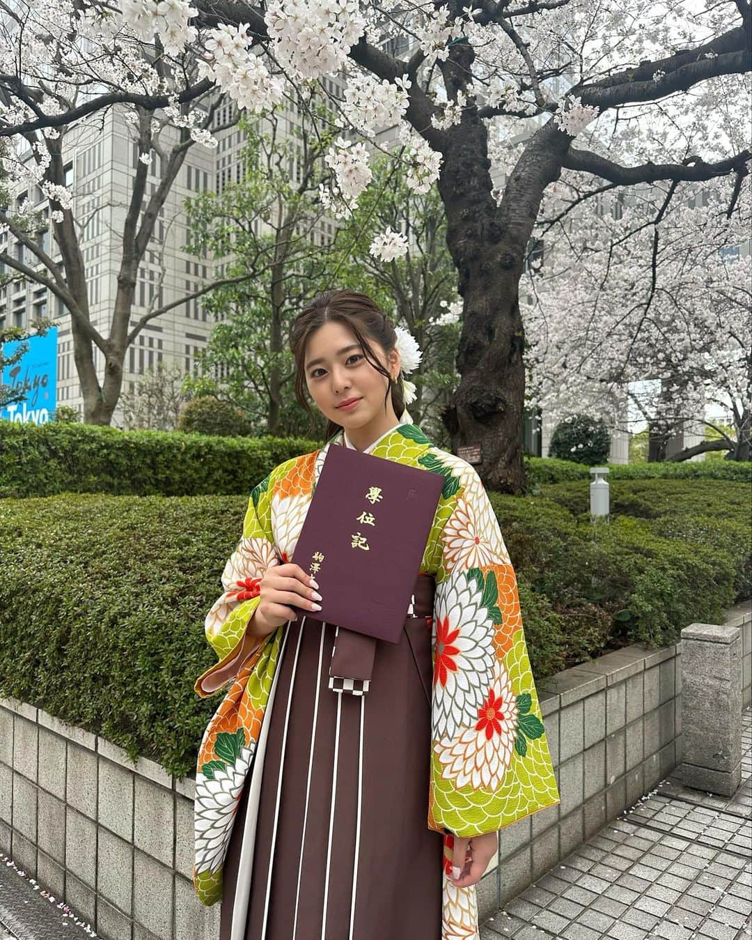 momocaさんのインスタグラム写真 - (momocaInstagram)「大学卒業出来ました👩‍🎓 ご心配おかけしました💦 本当によかった。  自由に好きな事をやらせてくれた両親に感謝です🤍  #さがの館」3月24日 16時21分 - momoca0128