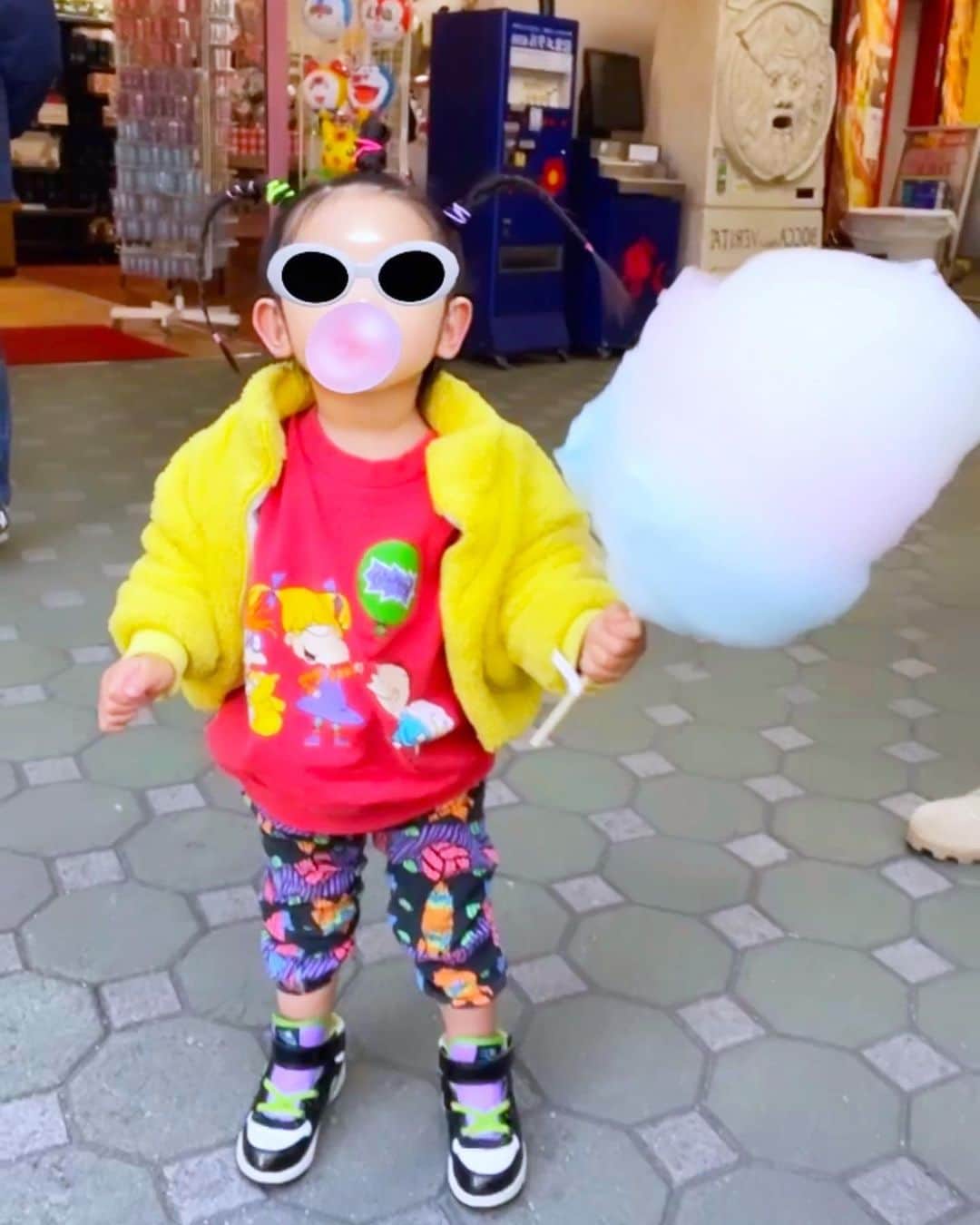 miniのインスタグラム：「Cotton Candy Baby🍭🧁💟 〜月に代わってお仕置きよ！🤟🏼添え🌙〜  花やしき行った時、のりもの乗らずにすれ違ったお姉ちゃんが持ってたわたあめが欲しい🥹と爆泣き🫠 顔より遥かに大きいわたあめを買って、わたあめ食ってんだか、わたあめに喰われてるんだか、わからない事になってたアリエル😂  わたあめに顔突っ込んで幸せそうに食べてました☁️🍭💕  もうアリエルくらいならほとんどののりもの乗れる花やしき🎠🎢🎡 今回全然乗らずに満足して帰ってきたので、また遊び行こう😂  #vintagekids #cottoncandy #cottoncandybaby #rugrats #hanayashiki #asakusa #tokyo #花やしき #浅草 #2歳 #遊園地」