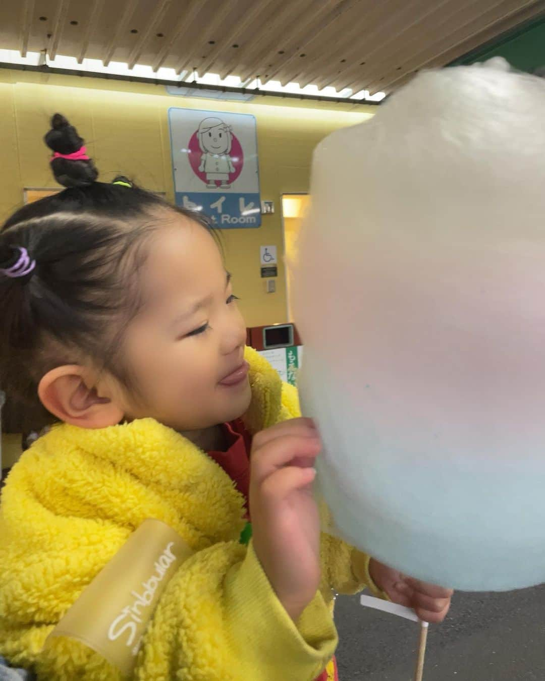 miniさんのインスタグラム写真 - (miniInstagram)「Cotton Candy Baby🍭🧁💟 〜月に代わってお仕置きよ！🤟🏼添え🌙〜  花やしき行った時、のりもの乗らずにすれ違ったお姉ちゃんが持ってたわたあめが欲しい🥹と爆泣き🫠 顔より遥かに大きいわたあめを買って、わたあめ食ってんだか、わたあめに喰われてるんだか、わからない事になってたアリエル😂  わたあめに顔突っ込んで幸せそうに食べてました☁️🍭💕  もうアリエルくらいならほとんどののりもの乗れる花やしき🎠🎢🎡 今回全然乗らずに満足して帰ってきたので、また遊び行こう😂  #vintagekids #cottoncandy #cottoncandybaby #rugrats #hanayashiki #asakusa #tokyo #花やしき #浅草 #2歳 #遊園地」3月24日 16時23分 - mini.stagram