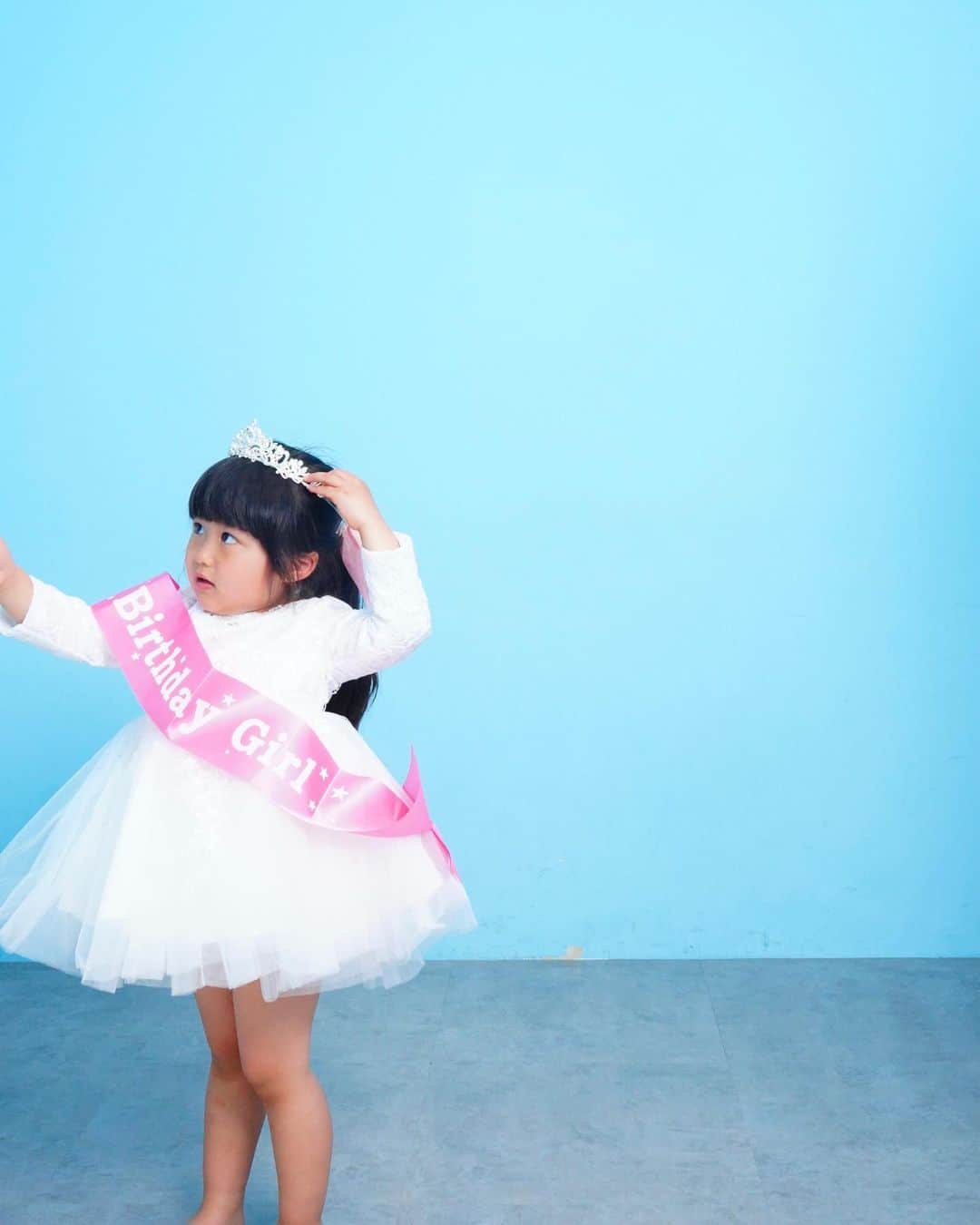 岡本果奈美さんのインスタグラム写真 - (岡本果奈美Instagram)「#家族写真 ⁡ 3月で4歳になる長女のバースデーフォト ヨガ撮影に家族撮影！ ⁡ ⁡ 撮りたい撮影を わがままに全部叶えてしまった セルフ写真館🤣👏❤️ ⁡ @picmii_kitamura ⁡ ⁡ とにかく楽しかったー！！😍 プロのカメラにプロのセッティングだから 写真の出来が本当に素晴らしくて👏✨笑 ⁡ ⁡ 個室でプライベート空間だから 泣いても安心！笑 子どもの笑顔も全力でひきだせて❤️ 飽きる前に…って急いで撮影したけど、 飽きることなく最後は1人でシャッター押して撮影してた。笑 ⁡ ⁡ DM来てたので…👇 ⁡ 赤ちゃん連れの方は 確認したら室内おむつ替えも授乳もOK🙆‍♀️ ⁡ 土足の場所なのでタオルやピクニックシートがあると安心です💓 ⁡ 更衣室はなくて(もしかしたら空いてるスペース貸してもらえるかも?)トイレで着替えて、子どもは部屋の中で着替えました✨ ⁡ ⁡ 一回目でコツを掴んだので また行きたいと思います❤️笑 ⁡ ⁡ ⁡ #セルフ写真館　#PICmii　#マタニティフォト ⁡ ＿＿＿＿＿＿＿＿＿＿＿＿ ⁡ ⁡ 2023年はじまりました🧡 ⁡ ⁡ ⁡ 詳しくはトップページのリンクへ @kanamiokamoto ⁡ ⁡ 《ベビトレヨガ講座》　 産後のケア×0〜3歳の身体作りと脳トレ ▶︎5月末より開催！募集開始 ⁡ 《子どもヨガインストラクター講座》 子どもの姿勢メソッドをベースとした 親子ヨガ・キッズヨガ！ ▶︎2023年4月〜 残り2名！！！ ⁡ 《産後トレーニングヨガ講座》 目指せ！産後の身体のトレーナー ▶︎2月22日〜　🈵 ⁡ 《乳幼児脳トレ講座》 ▶︎3月10日〜　🈵 ⁡ ⁡ 詳しくはトップページのリンクより @kanamiokamoto ⁡ …………………………………… #おうちヨガ #ベビトレヨガ #キッズヨガ #産後ピラティス #生後4ヶ月 #家族写真 #ヨガプロフィール #ヨガプロフィール写真 #写真館」3月24日 16時24分 - kanamiokamoto
