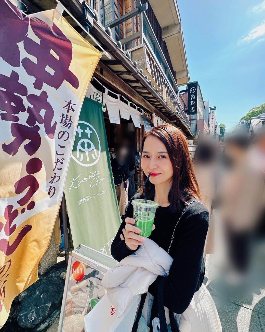 井川絵美のインスタグラム：「・ ・ 📍おかげ横丁 ・ ・ お伊勢さんのお楽しみといえば おかげ横丁で食い倒れ♡ 抹茶ラテにお団子にコロッケ牛串… 食べ歩きってなんでこんな楽しいんだろ😂 ・ 健康を祈って美味しいものを食べる。 シンプルなことが一番大切なのかも。 と気付かされました☺️ ・ #伊勢神宮 #おかげ横丁 #食べ歩きの旅 #家族旅行」