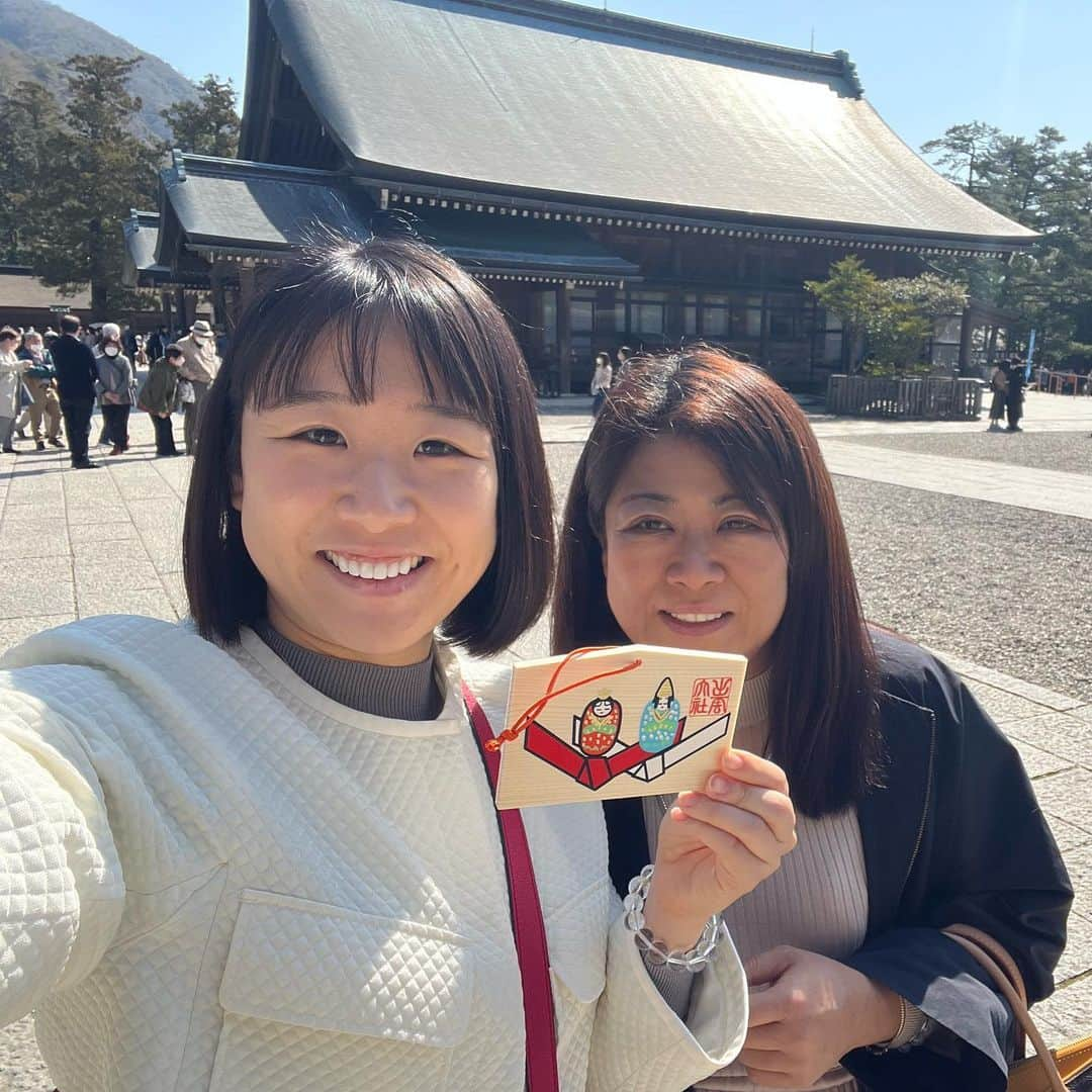 梶原悠未さんのインスタグラム写真 - (梶原悠未Instagram)「2/26にジャカルタでの国際大会で落車し、肋骨骨折、肉離れ、靭帯損傷し、リハビリに取り組んできて、1ヶ月。  足を引きずって泣きながら帰ってきた私を介護してくれて、心身共に支えてくれた母に感謝します。  この期間に気づいたこと、感じたこと、変わったことがたくさんありました。  それらをこれから行動に移せることが楽しみです✨  25年間頑張り続けてくれている身体に感謝。 いつも酷使してごめんね、毎日頑張ってくれてありがとう。  支えてくださる皆様に感謝です。  オフの日に、ずっと行きたかった出雲大社、伊勢神宮に、弾丸日帰りで行ってきました⛩  神様に感謝の気持ちを伝えてきました。  人生で初めて行けて、とっても感動しました！  今度はゆっくり温泉に浸かりながら行きたいな💕  みなさんにもこのパワー届きますように🤲  #出雲大社 #出雲グルメ #出雲そば #伊勢神宮 #伊勢グルメ #赤福 #怪我 #リハビリ #弾丸旅行 #日帰り旅行」3月24日 16時38分 - yumi_kajihara