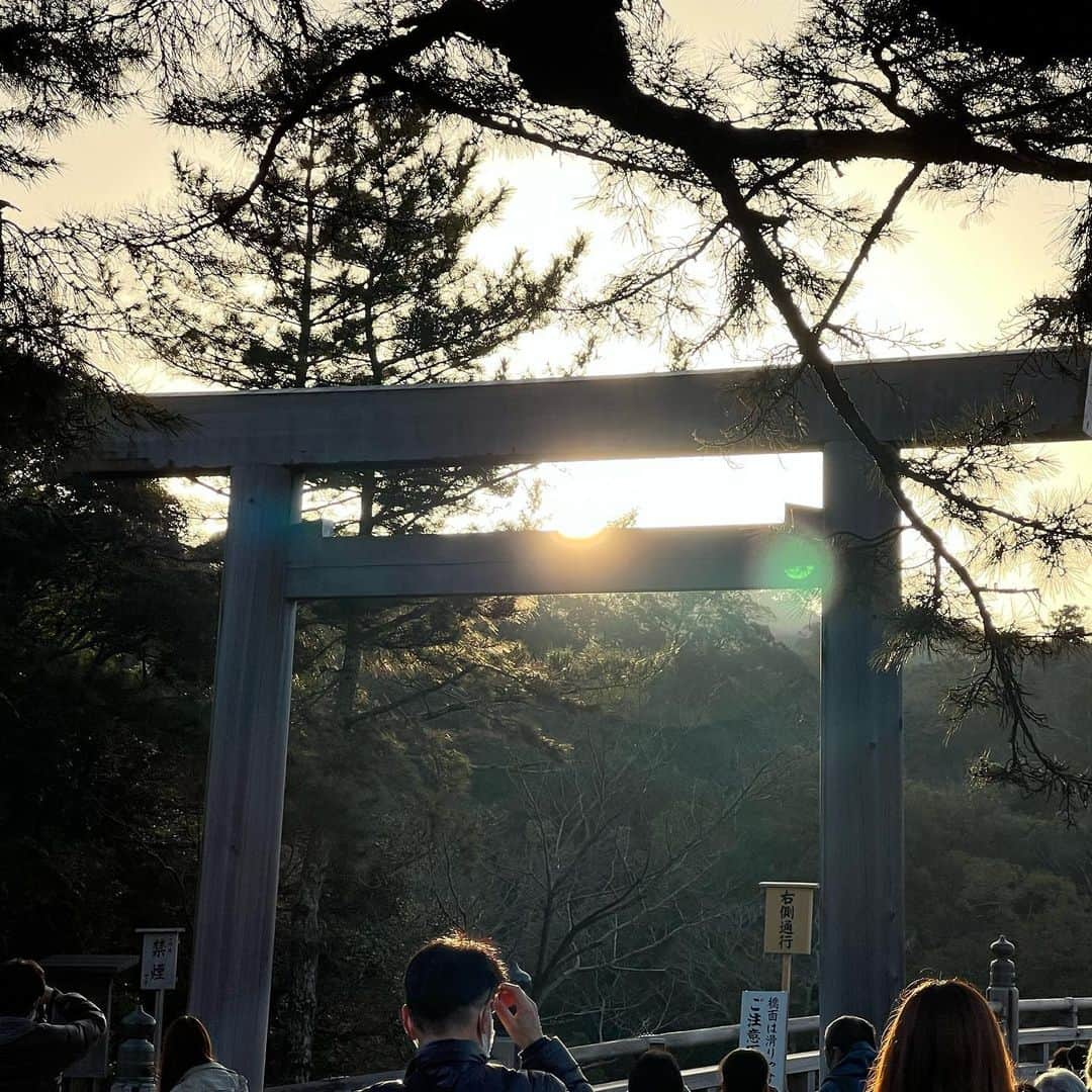 梶原悠未さんのインスタグラム写真 - (梶原悠未Instagram)「2/26にジャカルタでの国際大会で落車し、肋骨骨折、肉離れ、靭帯損傷し、リハビリに取り組んできて、1ヶ月。  足を引きずって泣きながら帰ってきた私を介護してくれて、心身共に支えてくれた母に感謝します。  この期間に気づいたこと、感じたこと、変わったことがたくさんありました。  それらをこれから行動に移せることが楽しみです✨  25年間頑張り続けてくれている身体に感謝。 いつも酷使してごめんね、毎日頑張ってくれてありがとう。  支えてくださる皆様に感謝です。  オフの日に、ずっと行きたかった出雲大社、伊勢神宮に、弾丸日帰りで行ってきました⛩  神様に感謝の気持ちを伝えてきました。  人生で初めて行けて、とっても感動しました！  今度はゆっくり温泉に浸かりながら行きたいな💕  みなさんにもこのパワー届きますように🤲  #出雲大社 #出雲グルメ #出雲そば #伊勢神宮 #伊勢グルメ #赤福 #怪我 #リハビリ #弾丸旅行 #日帰り旅行」3月24日 16時38分 - yumi_kajihara