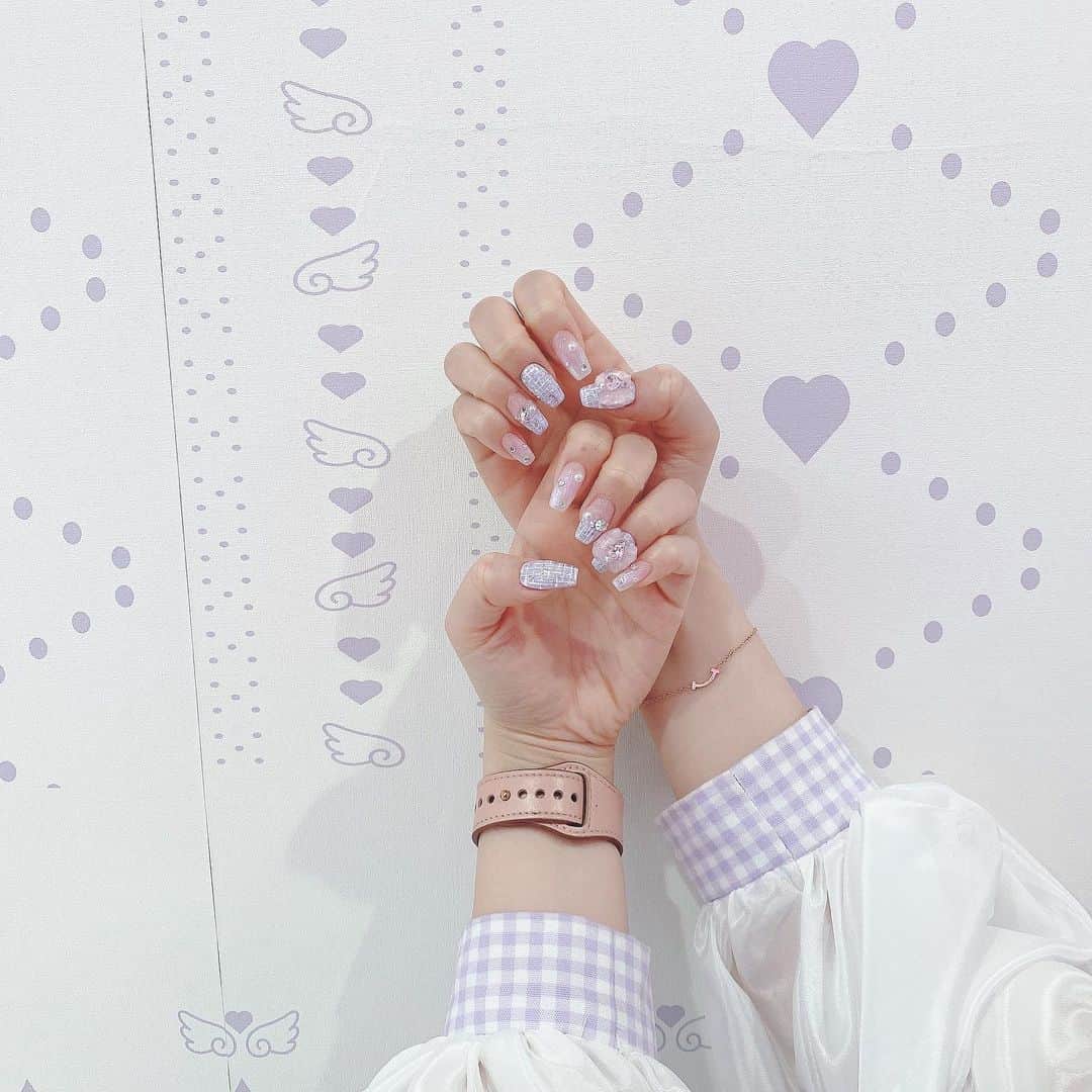 高橋みおのインスタグラム：「🤍 ⁡ ⁡ 衣装に合わせてネイルした💅💟 ⁡ ⁡ ツイードが最近お気に入りなのと リボンがかわい〜🎀 ⁡ ⁡ 26日イベントもあるのでね、、！！！ はあとっても緊張する！！ ⁡ ⁡ 一生に一回しかない店長昇格イベントだから 少しでも当日来てくれたら嬉しいです☺️ ⁡ ⁡ みんなと一緒に楽しい空間にしたい〜！！ ⁡ ⁡ ⁡ #みおちんネイル ⁡ ⁡」
