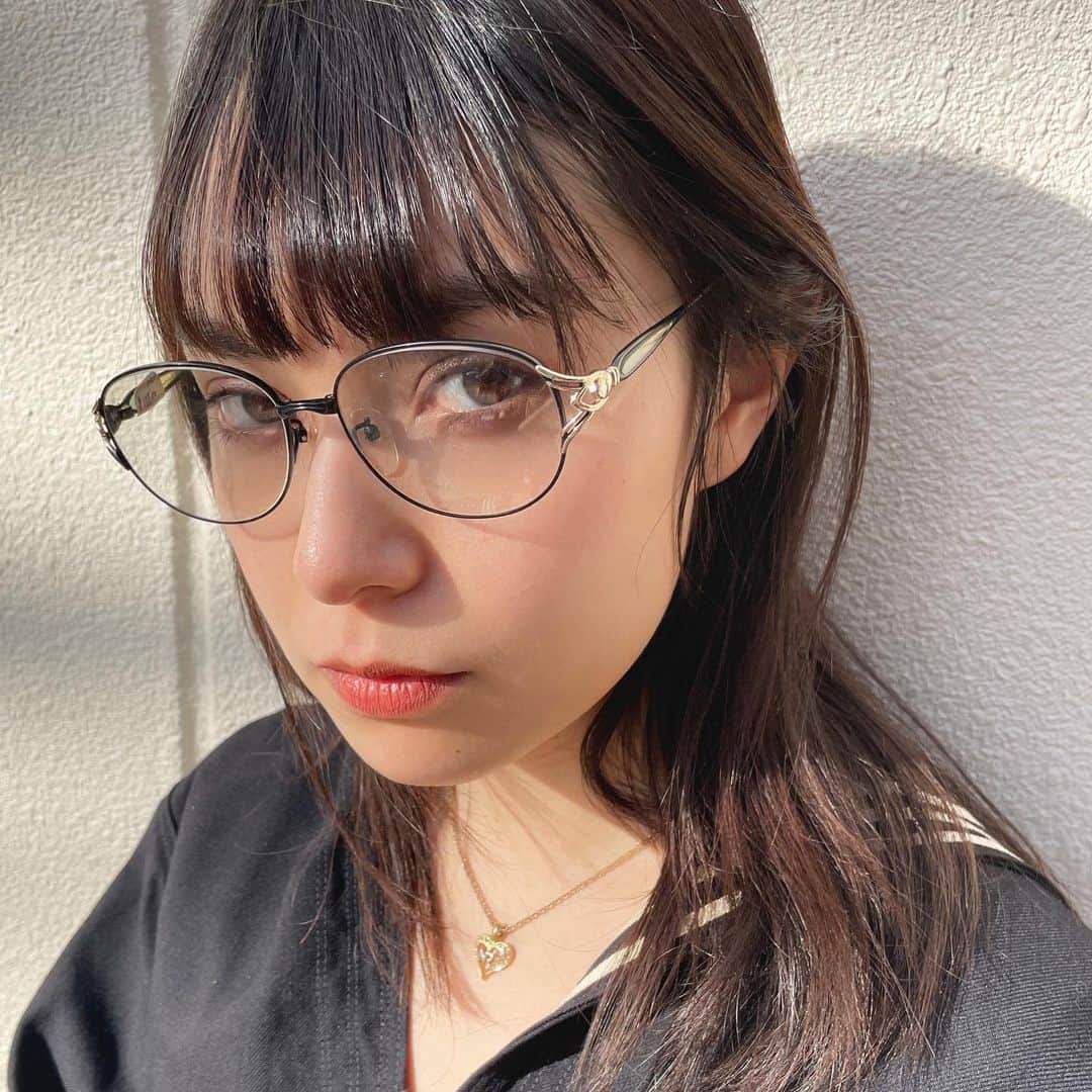 南ソフィアのインスタグラム：「. マスク解禁したし、メガネとかも普段に取り入れたいなって❣️ . . .」