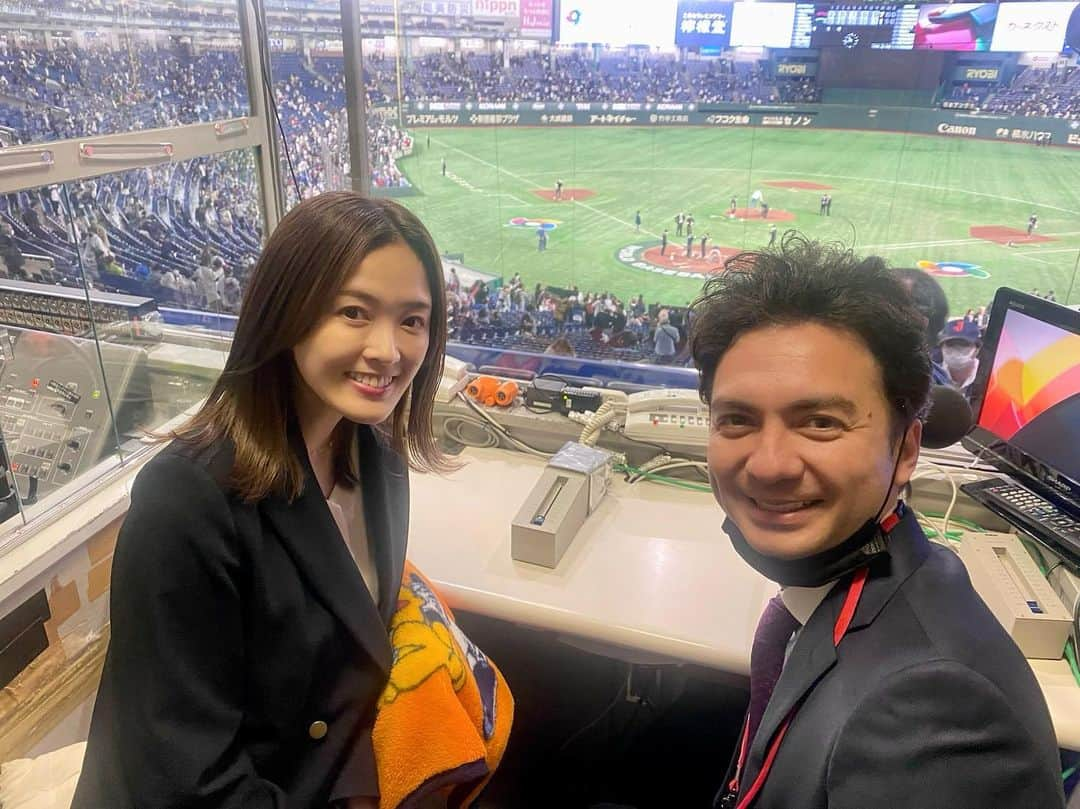 水嶋菜月のインスタグラム：「2023 WORLD BASEBALL CLASSIC™ ⁡ 侍ジャパンの皆さん、優勝おめでとうございます🏆✨ ⁡ ⁡ 準決勝はオープン戦、決勝は三軍戦のアナウンス🎤担当でゆっくり観ることはできなかったのですが、スタンドのお客様の歓声で勝利を確信しました🥰 ⁡ ⁡ ⁡ お隣にいらっしゃるのは、東京プールで英語アナウンスを担当されたマイケルさん🎤 はじめての国際試合で緊張していたわたしを、温かくサポートしてくださいました。 (お写真の掲載許可を頂いております) ⁡ ⁡ ⁡ 一息つく間もなく、来週にはプロ野球が開幕しますね⚾️ ⁡ 新しいシーズン、わたしもチームの一員として楽しみながら戦い抜きたいと思います💪 ⁡ さてオープン戦観るぞ〜🏟 ⁡ ⁡ ⁡ #WBC #wbc2023 #tokyodome #WORLDBASEBALLCLASSIC #東京プール #東京ドーム #プロ野球 #プロ野球開幕 #プロ野球2023 #giants #ジャイアンツ #読売ジャイアンツ」