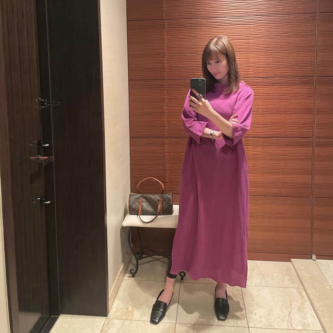 のインスタグラム：「今日はヨガもあったので、服の下にヨガウェアでした。 数年前のロペのワンピース、サイドにスリットが入っていて色も素敵でとても気に入ってる！  お気に入りの服は大切に何年も着ます🕊」