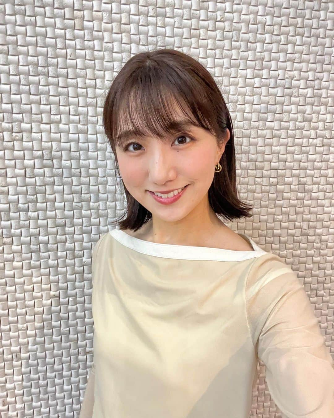 松村未央さんのインスタグラム写真 - (松村未央Instagram)「new hair💇‍♀️ これだけ短いのは久しぶり！！ シャンプーとドライヤーがラクになりそう✌️  春だし、軽やかに〜🌷  #15cmカット #切りっぱなしボブ #結べるボブ」3月24日 16時59分 - mio.matsumura_