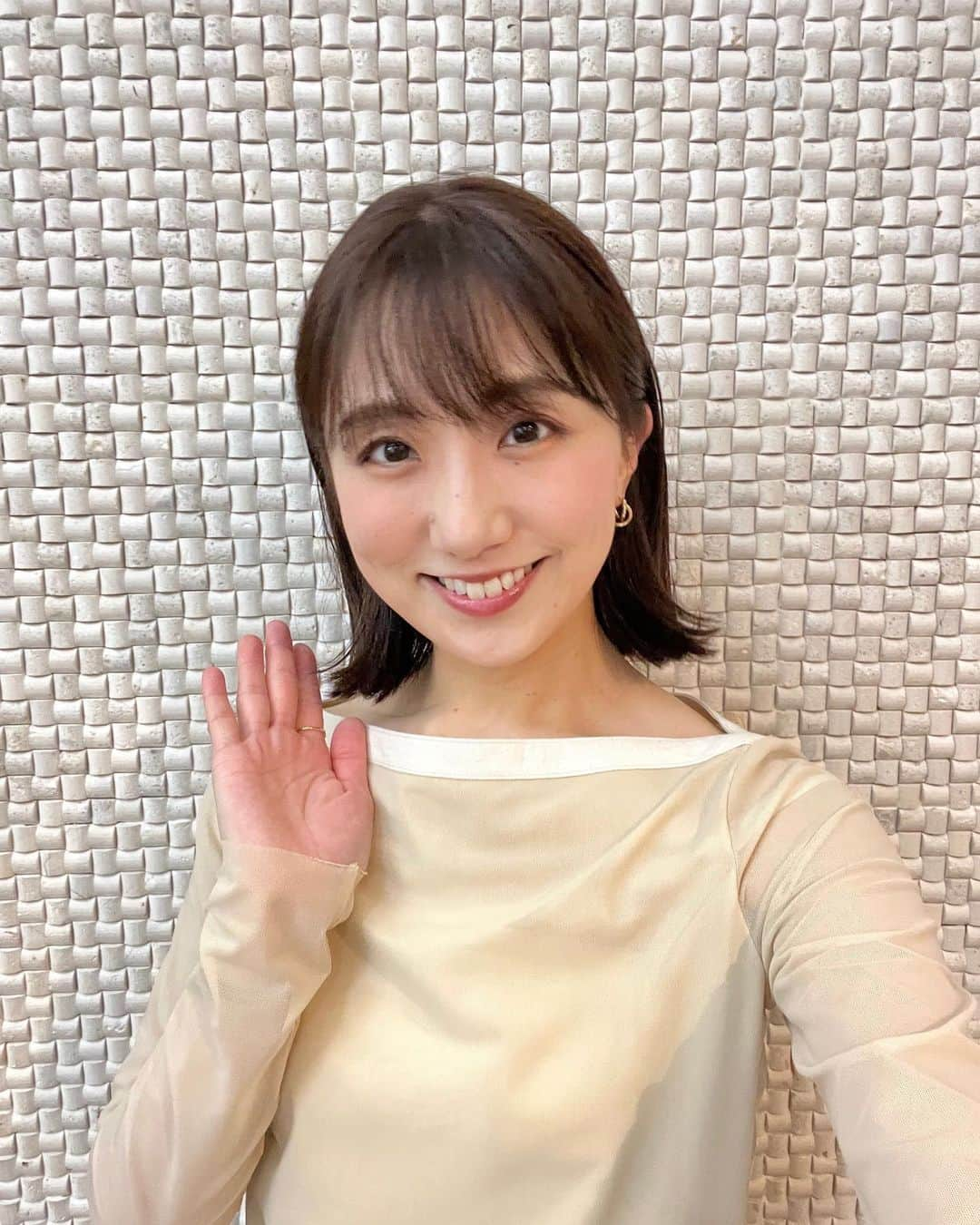 松村未央さんのインスタグラム写真 - (松村未央Instagram)「new hair💇‍♀️ これだけ短いのは久しぶり！！ シャンプーとドライヤーがラクになりそう✌️  春だし、軽やかに〜🌷  #15cmカット #切りっぱなしボブ #結べるボブ」3月24日 16時59分 - mio.matsumura_