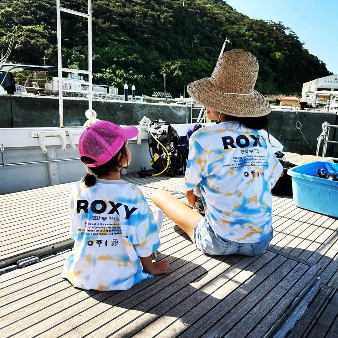 福本幸子のインスタグラム：「#ロキシー の親子ペアルック、めちゃくちゃ可愛くない？私大好きなんだけど🤤 早く一緒に#サーフィン とかしたいな〜✨ I love the matching outfit with my daughter.👩‍👧 #roxy #roxylife #momanddaughter #livewild」