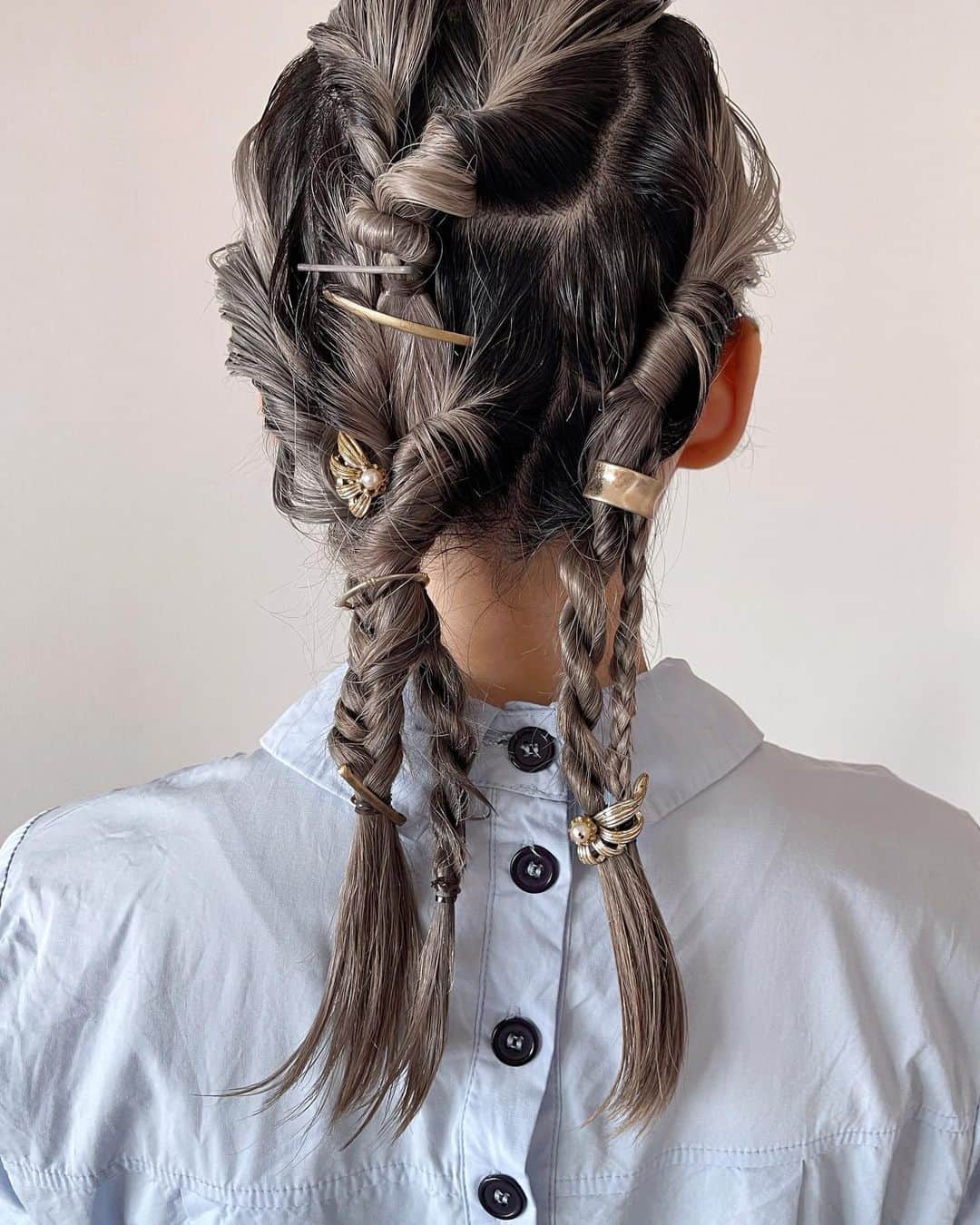 sakincho1028のインスタグラム：「hair arrange♡ ヴィンテージのイヤリングを髪の毛に挟み込んだ。 長時間つけてると耳だと圧が痛くて、どうしよっかなぁって大切に取っておいたもの。 アレンジに使えて満足🤍  #sakinchohair  #hairarrange#hair#arrange#hairset#ヘアアレンジ#アレンジ#ヘアセット#豊橋#美容室#豊橋美容室#結婚式#ブライダル#ヘアメイク#メイク#花嫁#お呼ばれヘア＃卒業式#出張ヘアメイク#ブライダルヘア#ウェディングヘア#花嫁ヘア」