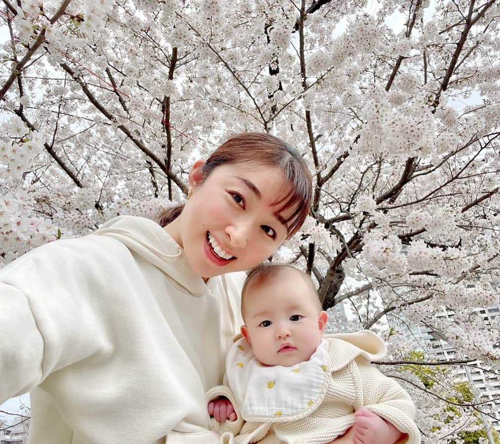 森木美和のインスタグラム：「娘とお花見🌸  満開の桜一緒に見れて嬉しい♡  明日からの雨でどうか散ってしまいませんように☂️  #桜満開 #お花見 #生後4ヶ月  #女の子ベビー」