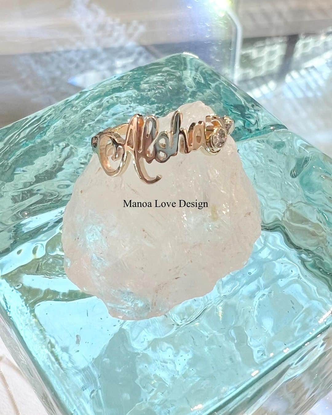 Manoa Love Design Hawaiiのインスタグラム：「14K solid gold diamond  Aloha ring✨  #manoalovedesign #manoa#aloha#waikikibeach#waikiki#honoluluhawaii #hawaiivacation #oahuhawaii #oahulife #hawaiilife #hawaiiliving #madeinhawaii #alohalife #808allday #マノアラブデザイン#マノア#ワイキキビーチ#ワイキキ#ハワイライフ #ハワイ好き #ハワイ限定 #ハワイコーデ #ハワイ挙式 #ハワイウェディング」