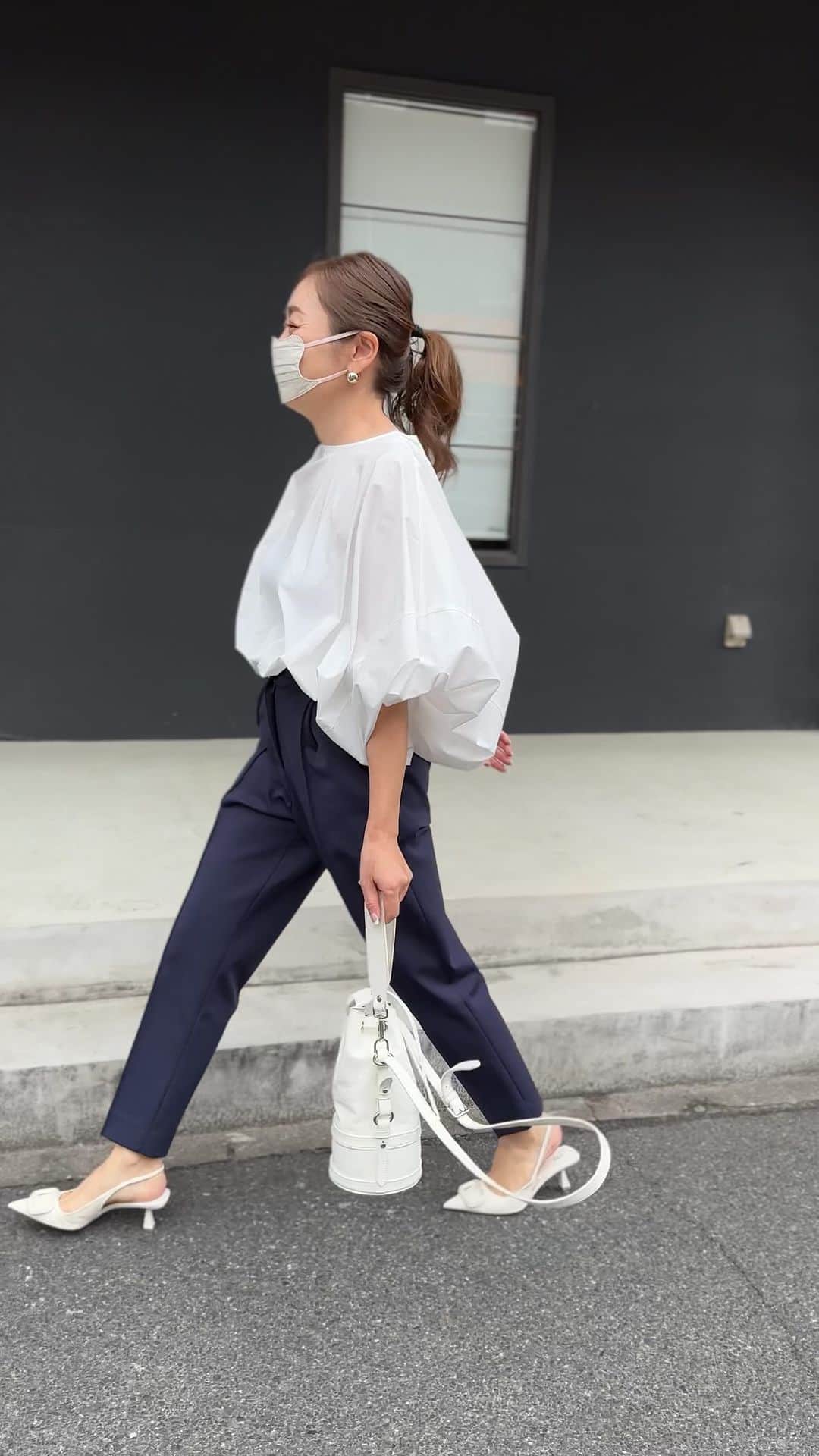 Keikooooooのインスタグラム：「【LIten 23’ pre summer collection】 ✔︎フラッフィーブラウス（white） ✔︎パークパンツ（navy） たくさんの生地を使ったブラウスは、ウエストに インして着て頂くとすっきりと着て頂けます🌷 ボトムスに合わせて、体型に合わせて、お好きな シルエットをお楽しみください♡ ネイビーは、ホワイトと相性がよく爽やかなスタイリングに仕上げてくれます。小物もホワイトで統一してシンプルにまとめて可愛い🤍シンプルカラーなので、カラーパンツやカラー小物を合わせて頂くと春夏らしく華やかな印象にも💐 そして、セレモニースタイルに欠かせないネイビーは、お子様とのオケージョンのシーンにもオススメです🌷 2色まで抑えることで爽やかにまとまります。  #liten #リテン#ママコーデ#春コーデ#夏コーデ#オケージョンコーデ #シンプル#シンプルコーデ#大人コーデ #大人かわいい#zara#zara購入品 #ohga #パークパンツ」
