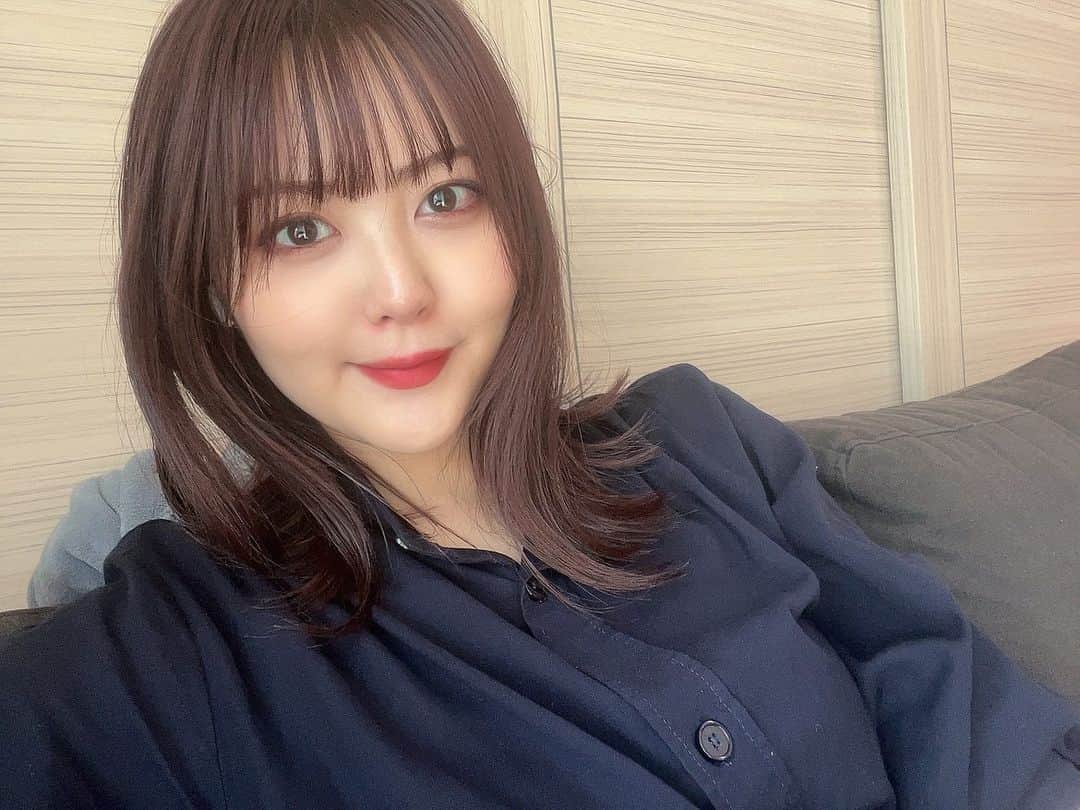 比良祐里のインスタグラム：「雨でジメジメ☔️嫌だなぁ🙁 急に暖かくなって、毎年何着てたっけ？ってなる季節の変わり目🥹🧡 せっかくの桜も雨で散りそうですね💦 皆さんお花見しましたか？🌸」