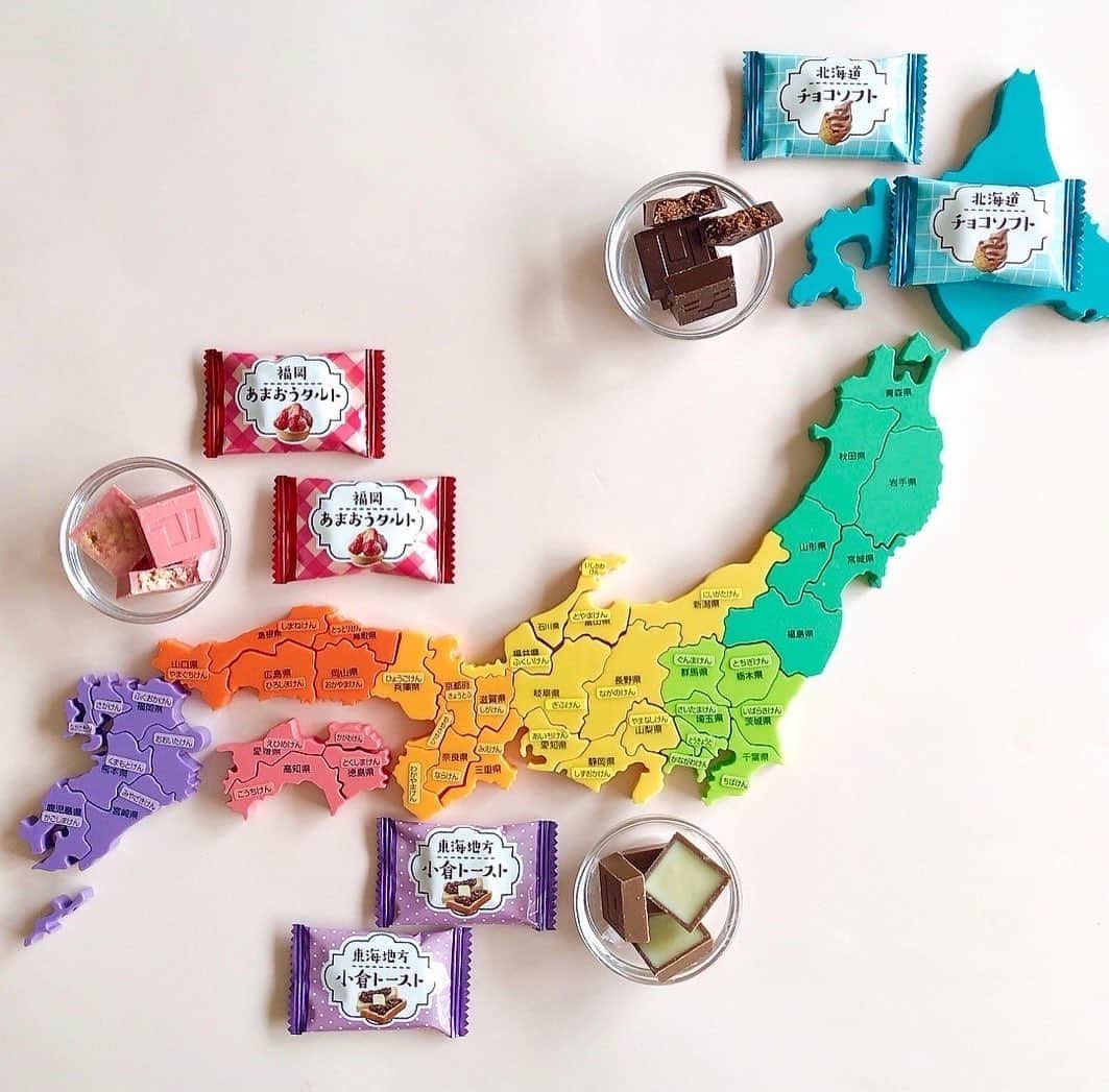 チロルチョコのインスタグラム：「・ ／  #新商品 情報⋆͛📢⋆ チョコで日本列島を巡る🗾✈️ 各地の味を楽しめる🥰 ＼  チロルチョコの〈日本列島めぐりチョコアソート〉のご紹介です🇯🇵✨  今回は、各企業の#北海道・#東海地方・#福岡 の各地域の代表的なスイーツを再現した#限定商品 を発売します🛒  通常のハーフサイズで食べやすいチロルチョコの大袋タイプ🤡 3種の味が楽しめるアソート商品🫰🏻💗  気になるフレーバーは？︎︎︎︎☑︎ ▫️チョコソフト/北海道🍦  サクサク食感のフィアンティーヌと北海道産全粉乳を使用したミルクチョコを合わせました‎🤍  ▫️小倉トースト/東海地方 🍞 カリカリ食感のクルトンを小豆風味チョコと食パン風味チョコで包みました。 香ばしい風味で小倉トーストを再現しています⸜🙌🏻⸝  ▫️あまおうタルト/福岡 🍓 粉砕したビスケットとあまおう風味のチョコを合わせました。 タルトの食感といちごの甘みを楽しめます🍰  チョコレートの天面には「チ」「ロ」「ル」「チ」「ョ」「コ」の文字入り♪ ※ランダムでの封入となります。  ぜひお試しください🗾✨  ■発売日 2023年3月27日～順次 新日本スーパーマーケット同盟（アークス、バロー、リテールパートナーズ）の店舗で発売🛒  ※お取り扱いのない店舗もあります。 また、商品がなくなり次第、販売終了とさせて頂きます。  🗣💬 商品に関するご質問については、チロルチョコ公式HPお客様お問い合わせまでご連絡くださいませ🙇  ━━━━━━━━━━━━━━━  #tirol #tirolchoco #チロルチョコ #チロル #チョコレート #おやつタイム #chocolate  #おうちカフェ #おやつの時間  #chocolatelover  #shopチロルチョコ  ━━━━━━━━━━━━━━━」