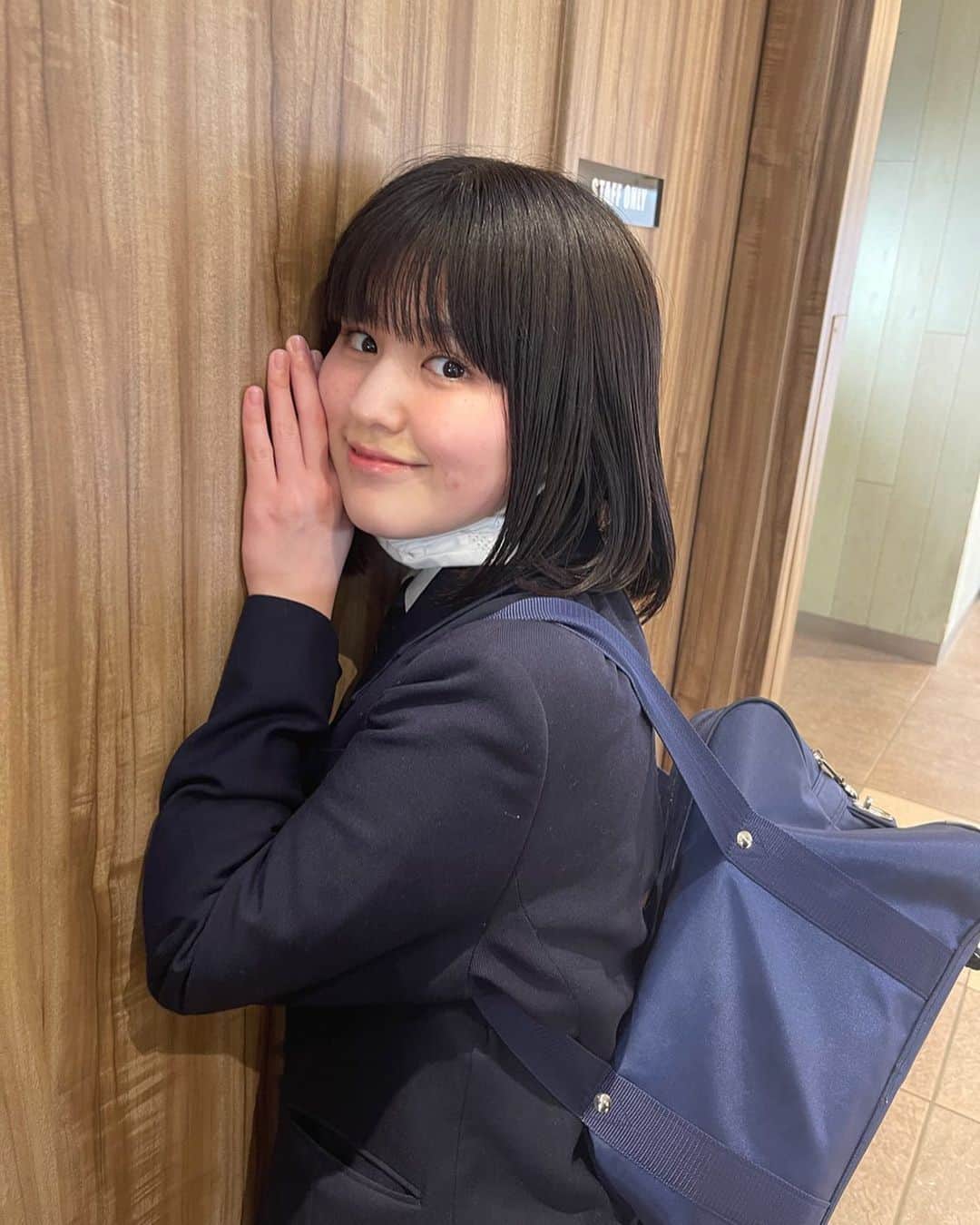 池田レイラのインスタグラム：「制服と壁(˶'ᵕ'˶ )‪︎  #この日はJK最後の日だった様な…🥺」