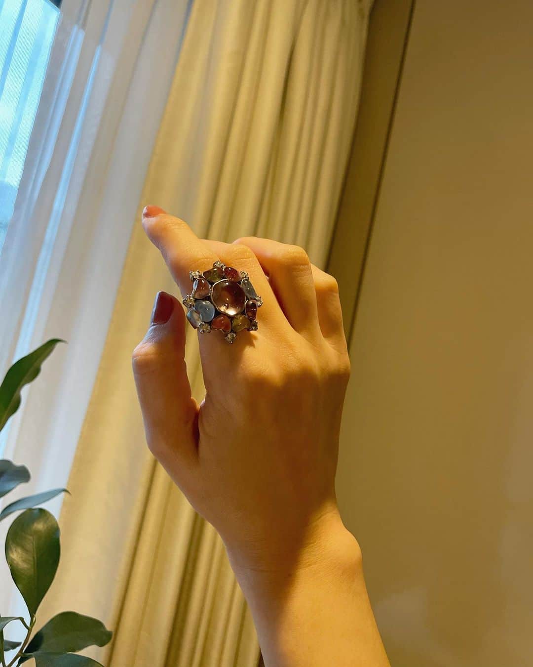 のインスタグラム：「もう何年も前に母から譲り受けた💍  当時は素敵と感じつつも、つける勇気がなく仕舞っておいたけど ふと思い出し今日身につけてみました。  はぁ〜。。素敵。  今日の服の色味との相性も抜群でした🍇」