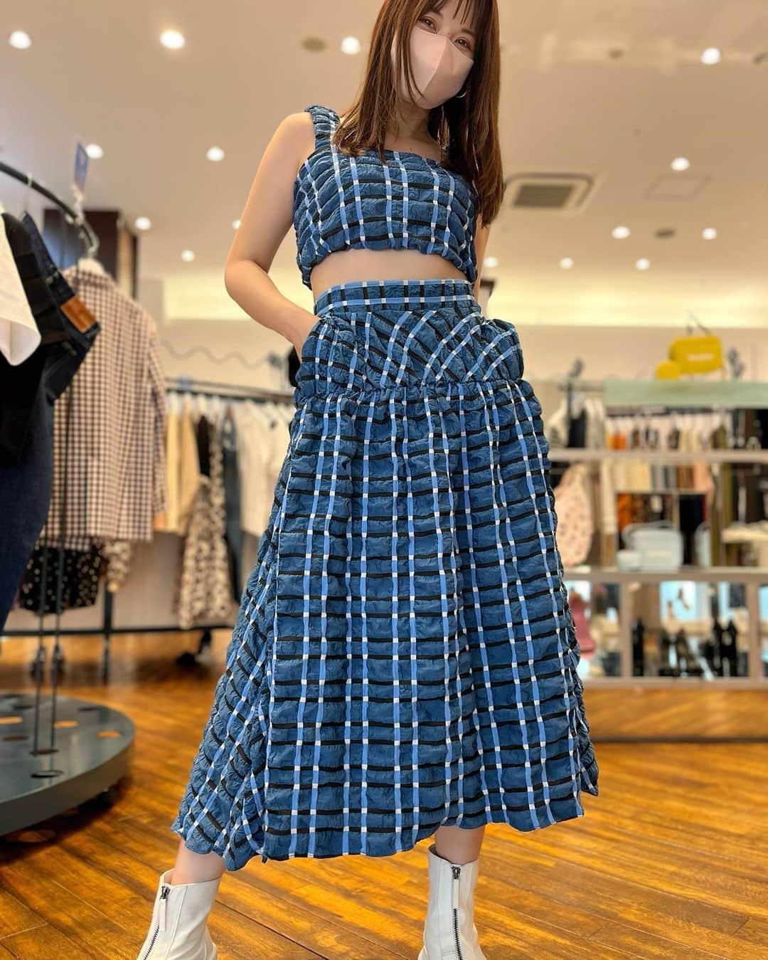 新谷美奈のインスタグラム：「. ⁡ 入荷を楽しみにしてた チェック柄のセットアップが到着🐳 ⁡ ワンピースだとワンパターンになりがちな柄物。 面積の小さいビスチェとスカートのセパレートなら 気負わず着れて、着映えも、着回し力も装備🙆‍♂️ ぽこぽことした立体感のある素材だから 素肌で纏っても嫌味のない肌見せに🥹 ⁡ set up ¥41,800 tax in/COEL ________________________________________ GATHER SPRING FAIR🌷🐝 3.11 sat - 4.10 mon ⁡ ▷ギャザーカード10回無金利 ▷お買い上げ金額の最大5%金券back (お買い上げ1万円以上から) ▷ゆめカード5回無金利(4/3まで) ⁡ #COEL#コエル#セレクトショップ#selectshop」