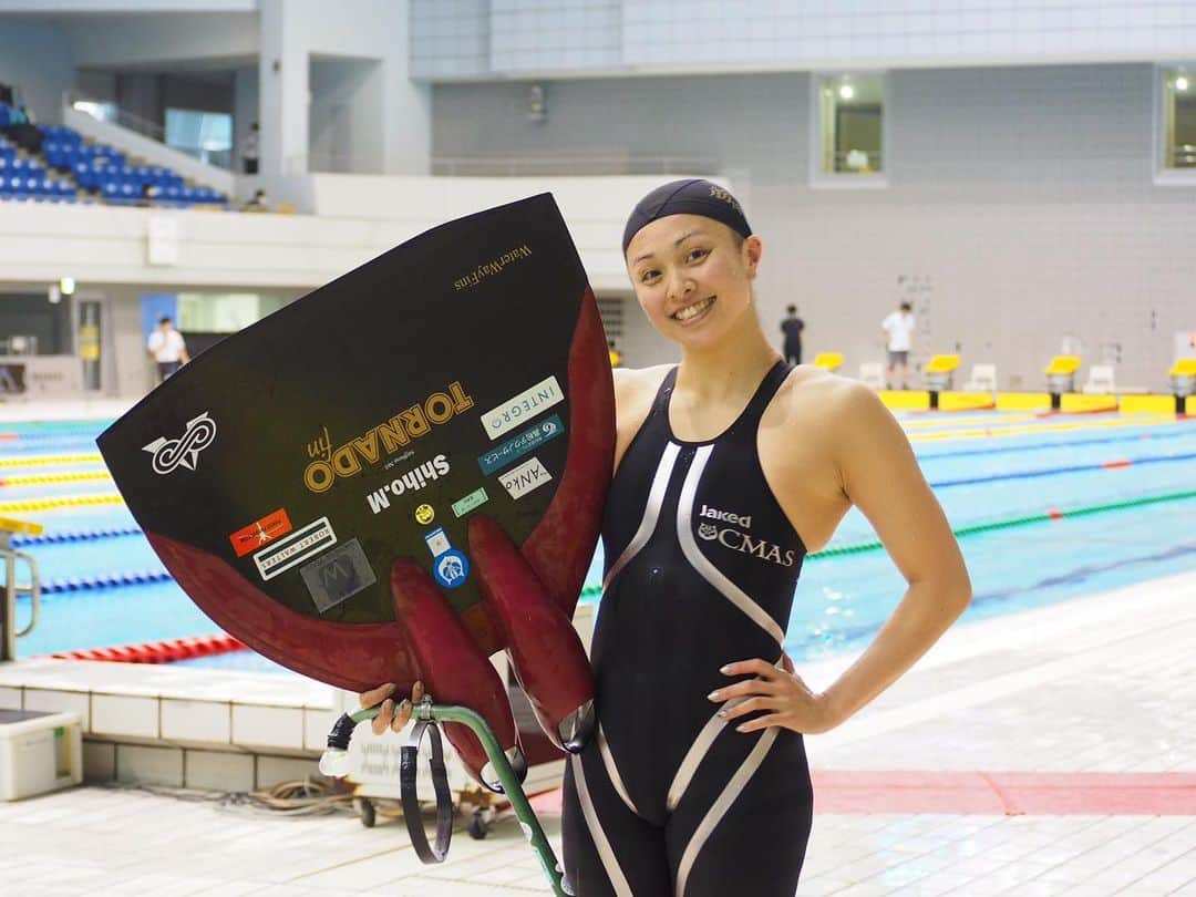 松田志保のインスタグラム：「＊ フィンスイミングジャパンオープン🧜🏻‍♀️🇯🇵  100SF 42.63(+0.93)🥇 50BF 22.76(+0.62)🥇 4×50MixSF 1.13.82 🥇  …まあまあちゃうか！ 去年の今よりは全然いい。笑 なんなら世界選手権@コロンビア並み🤫🇨🇴笑  ひっっっさしぶりのフィンのレースで、飛び込みからの浮き上がりはポンコツっぷり発揮した。笑 リレーの引き継ぎは早姫さんに当たらんかったん奇跡なレベルですべり落ちた。ごめん。笑  ここからGWの日本選手権に向けて、あげていくううううう😤💪🏻💪🏻💪🏻✨✨✨  今年は有観客ですか？  @waterway_fins 💜 @finsuitscmas 💚  れみ写真ありがとう🙇🏼‍♀️🌸 @_re0218mi_ 💙  #finswimming #swimming #athlete #pool #japan #jaked #katana #finsuitscmas #tornado #monofin #waterway #roadtobest #フィンスイミング #水泳 #プール #アスリート #日本代表 #世界でメダルを獲るまであきらめない #roadtoWG #roadtoworldchampionships #tobemyself」