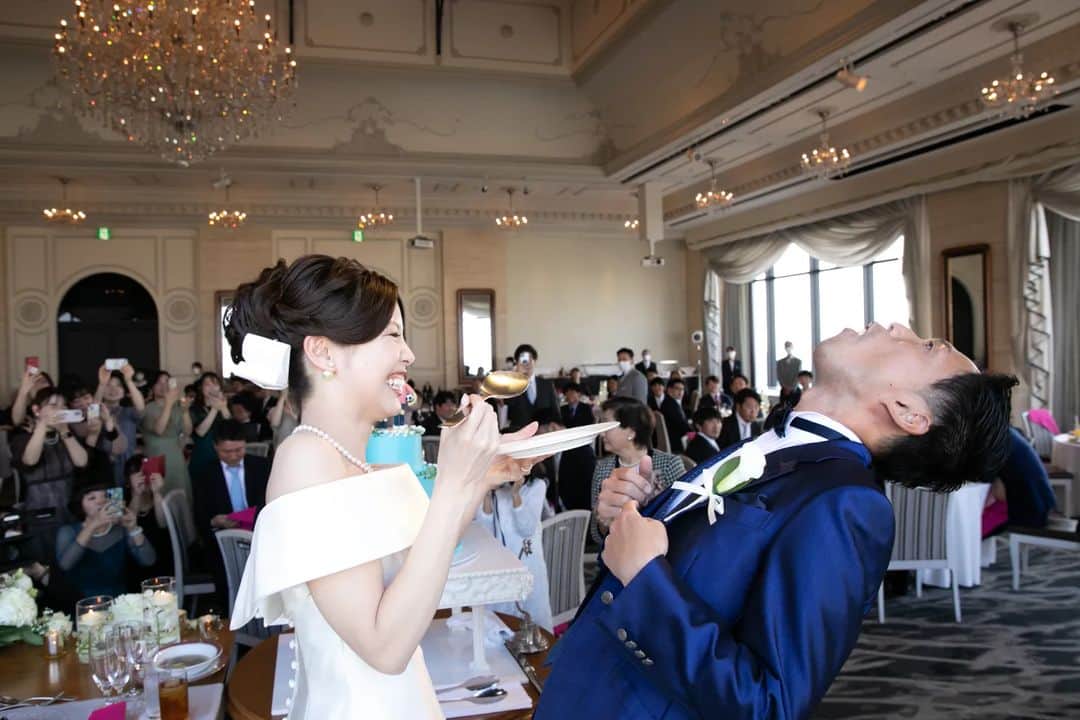ホテルモントレグラスミア大阪 ブライダルのインスタグラム：「ファーストバイト 新郎新婦おふたりの人柄が溢れ出て心温まる素敵演出です☆  #ホテルモントレグラスミア大阪　#グラスミア大阪  #ホテルモントレ　#モントレウェディング　#ホテルウェディング　#プレ花嫁  #モントレ花嫁　#ブライダルフェア 　#大阪ウエディング　#大阪ウェディング　#グラスミア花嫁  #関西花嫁　#関西プレ花嫁　#大阪花嫁　#大阪プレ花嫁　#大阪結婚式　#大阪結婚式場　#日本中のプレ花嫁さんと繋がりたい　#上質　#アクセス　#全天候型　#2023春婚　#2023夏婚　#2023秋婚プレ花嫁」
