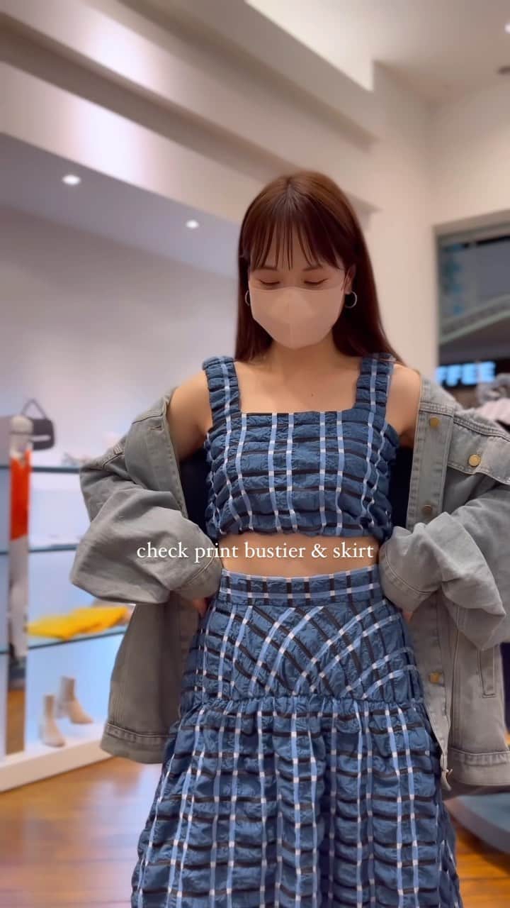 新谷美奈のインスタグラム：「. ⁡ 今買って夏まで楽しめる神セット🤝💙 ⁡ オーバーサイズのGジャンで メンズライクに寄せて肌見せを攻略☺️ ⁡ set up ¥41,800 tax in/COEL ________________________________________ GATHER SPRING FAIR🌷🐝 3.11 sat - 4.10 mon ⁡ ▷ギャザーカード10回無金利 ▷お買い上げ金額の最大5%金券back (お買い上げ1万円以上から) ▷ゆめカード5回無金利(4/3まで) ⁡ #COEL#コエル#セレクトショップ#selectshop」