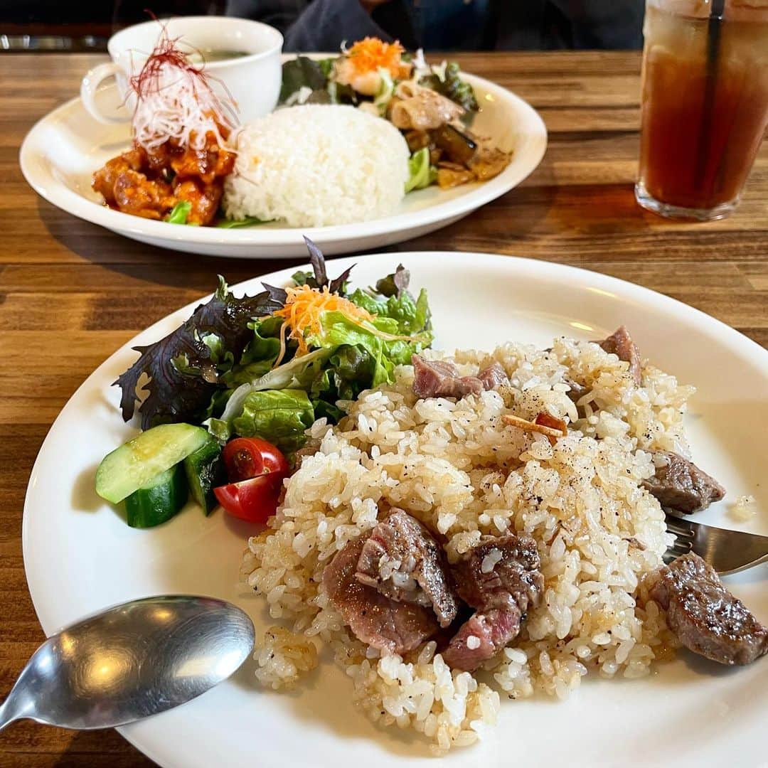 MICHICのインスタグラム：「🍽 . . . 修了式、一年おつかれさんでしたランチ  私のステーキごはんと 娘のヤンニョンチキンプレート  昼からがっつり肉食う、笑 . . . 🍽」