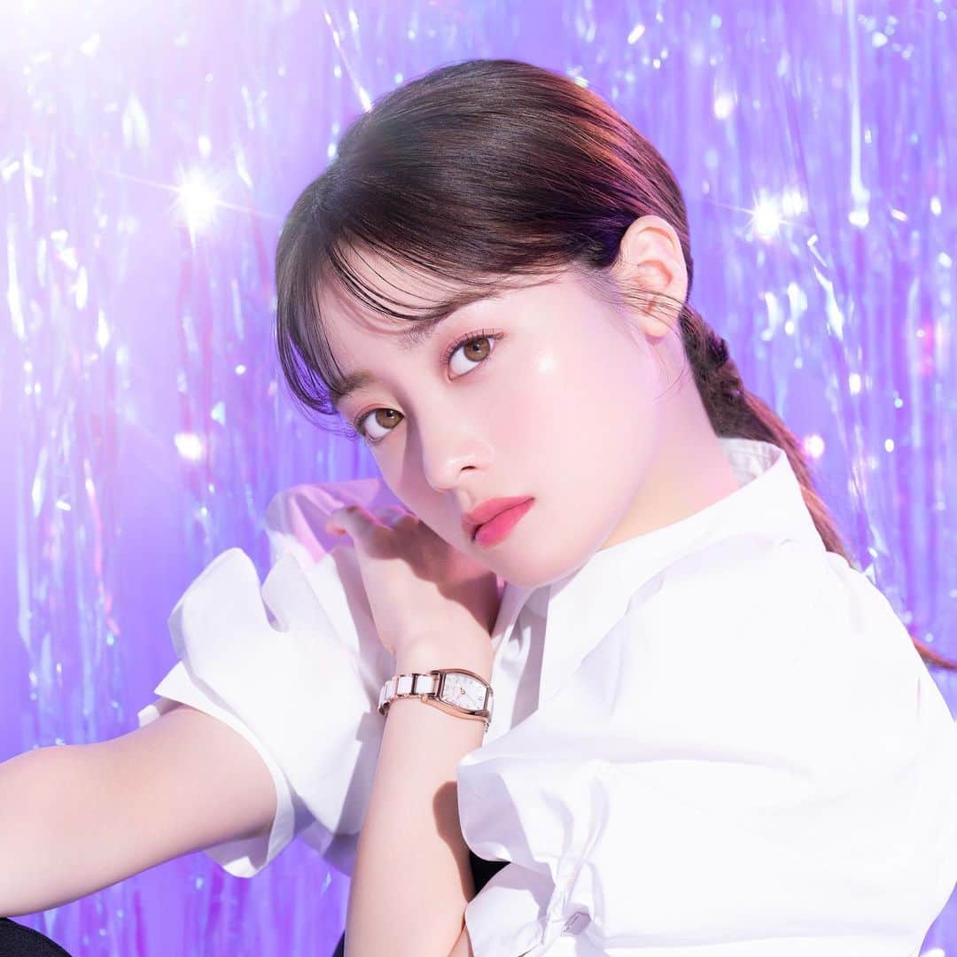 橋本環奈のインスタグラム：「こんばんは！環奈MGです。  エンジェルハートより、Love Sportsシリーズが発売しました！  カレンダーがもらえるノベルティキャンペーンも開催しているそうなので、是非チェックしてみてくださいね！  URLはストーリーにアップします。  #橋本環奈 #橋本環奈2023 #橋本環奈マネージャー #エンジェルハート  @angelheartwatch」