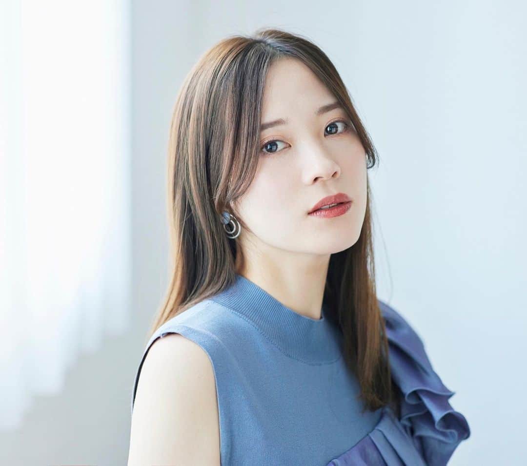 亜希子のインスタグラム：「20代の頃は「ある程度、人間関係を作ったり、仕事をしたりする上で打算は必要なのである」と思っていたけれど(その戦略が成功していたかは別として)  歳を重ねるごとに人間関係の駆け引きが出来なくなり、そんな余裕あれば嫌われるのを覚悟で嫌なことも言うし、合わないと思ったらその関係から去るし、好きなら好きって言うし、無理なら無理だし、怒られても良いという本質的な生き方が出来るようになった気がする。。。  あぁ、気楽！！！！！  しかし、たまに天真爛漫がすぎるため、自分よりも歳下の人が随分と大人に見える……🦆🌸  写真は佐野ちゃまに撮って頂いた新しい宣材写真です。  今日も元気に働いてます。向こう1ヶ月以内に、良いお知らせも出来そう📢お楽しみにしていて下さいな。  📷madoka sano」