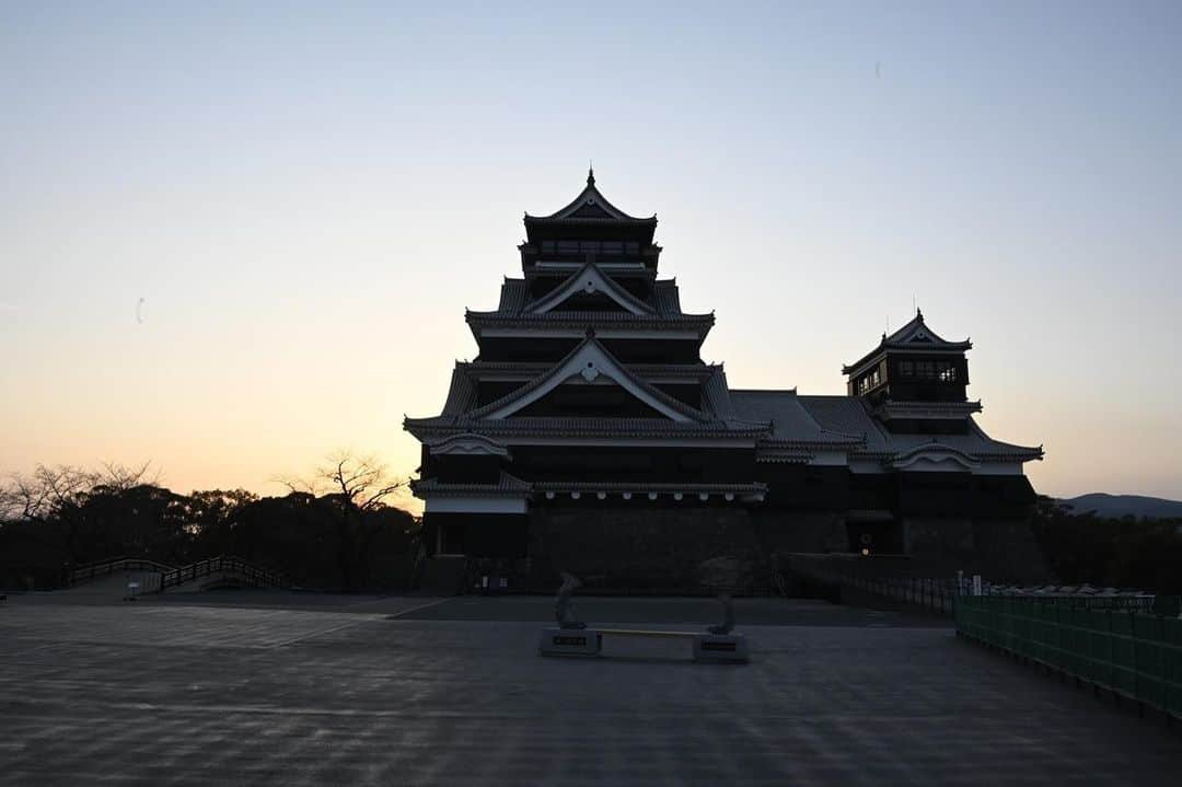 熊本城のインスタグラム：「今日もお疲れ様でした。  写真：馬場道浩  #kumamoto #japan #japantrip #instagood #instagram #kumamotocastle #日本 #熊本 #熊本城 #加藤清正 #日本100名城 #熊本観光 #城 #castle #夕暮れ #evening #お疲れ様でした」