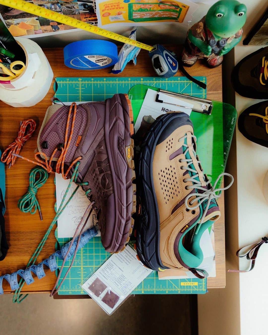 beams_harajuku_officialのインスタグラム：「• Bodega × HOKA “The World at Large” 2023.3.25(Sat) Release  【販売規約】   ◆3月25日(土) 「BODEGA×HOKA」をご購入希望のお客様へは、ドレスコードを設定させていただきます。<HOKA>シューズの着用(両足）をお願い致します。  ※着用アイテムについては販売シーズンを問いません。片足のみ着用のお客様はご購入をお断り致します。 ◆当日に店頭商品を購入して着用の場合は、ご購入いただけません。また、偽物の着用の場合もご購入をお断り致します。 ◆状況に応じて整理券を配布する場合がございます。整理券配布時とご購入時に<HOKA>シューズの着用をされていない場合は、ご購入いただけません。 ◆お会計時に弊社が定めるBEAMS CLUB カード、BEAMS CLUB モバイルカード、またはWe BEAMS会員画面と、下記の顔写真付き身分証明書のご呈示をお願いいたします。 ※コピー及び写真での呈示、有効期限切れの物は無効となります。 (1) 免許証 (2)パスポート (3)学生証 (4)社員証 上記の4つの顔写真付き身分証明書のいずれかをご提示頂きます。 お持ちでない方に関しましては例外として、顔写真付きの障がい者手帳、マイナンバーカードのいずれかの提示も可と致します。  住民基本台帳カードは不可とします。  ※当日のBEAMS CLUB カードのご入会は不可とさせていただきます。   ※身分証明書とBEAMS CLUB カード会員情報、またはWe BEAMS会員情報との違いが発覚した場合、販売をお断りさせて頂きます。 ◆お一人様、各アイテム1点までご購入いただけます(最大2点）  ◆ご予約、お取り置き、通信販売（代引き）はお断りさせていただきます ◆ご購入後、お客様のご都合による返品交換は致しかねます商品不良があった際は代替品のご用意がございません返金のみの対応とさせて頂きます事、予めご了承下さい。 ◆入荷点数、在庫点数のお問い合わせにはお答え出来かねます ◆上記の販売方法及び、ルールは当日の状況によりやむを得ず変更する可能性がございます。 ※ドレスコードは指定商品の販売促進を目的とするものではございません。  @bodega  @hoka  @hoka_japan  #bodega  #hoka  #hokabodega  #torultra」