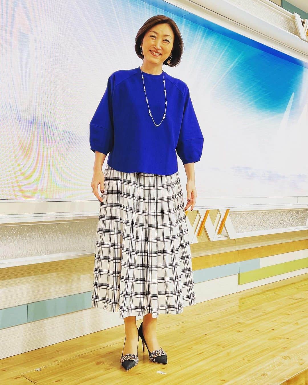 田中ウルヴェ京さんのインスタグラム写真 - (田中ウルヴェ京Instagram)「ワイドスクランブル2週分。  いつも優しい若新ちゃん。 色々教えてくれます。  昨日の衣装は明るいブルー。 #makelet   #ワイドスクランブル」3月24日 17時37分 - miyako.tanaka.oulevey