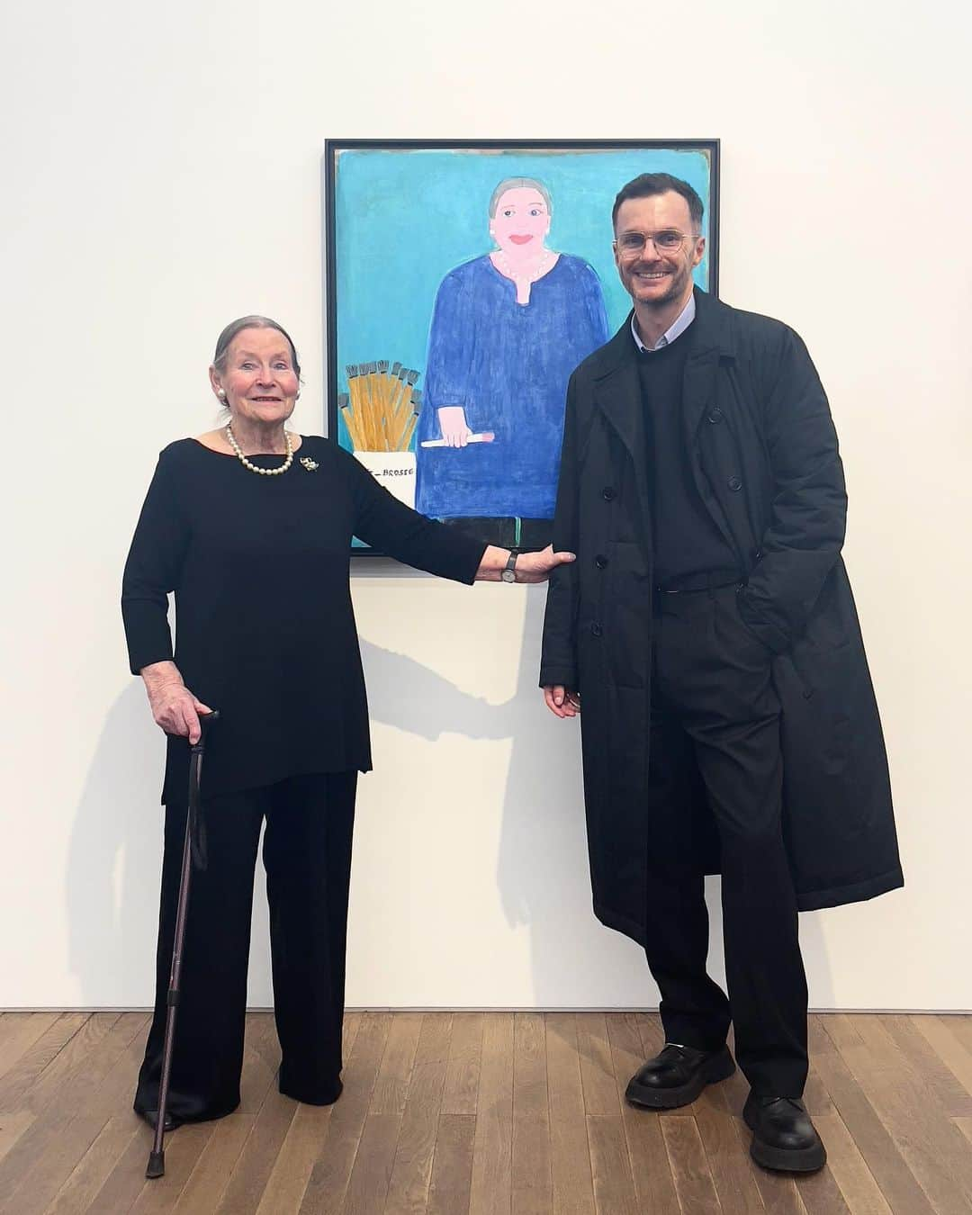 クリスヴァンアッシュのインスタグラム：「WITH ARTIST PAINTER INÈS VAN DEN KIEBOOM WHO, AT THE AGE OF 92, OPENED HER FIRST BIG SOLO EXHIBITION AT @timvanlaere_tvl LAST NIGHT, ANTWERP. “LE TEMPS DES CERISES”. 🖤 THANKS TIM AND @elkesegers FOR A GREAT NIGHT. 🖤🖤 #inèsvandenkieboom #timvanlaeregallery #krisvanassche #kris_van_assche」