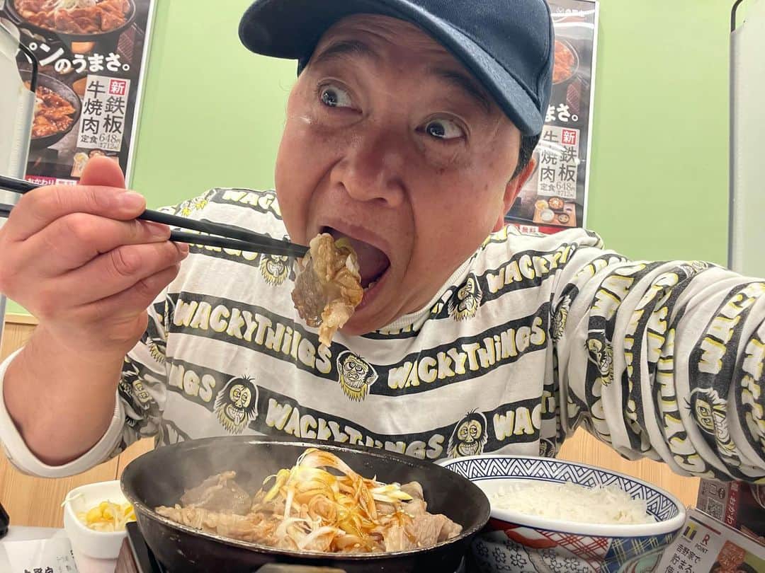 スギちゃんのインスタグラム：「やばい、何回食べてもうまスギちゃんだぜぇ ご飯おかわりもしたぜぇ 大満足だぜぇ^_^ #鉄板牛焼肉定食 #鉄板牛カルビ定食 #吉野家」
