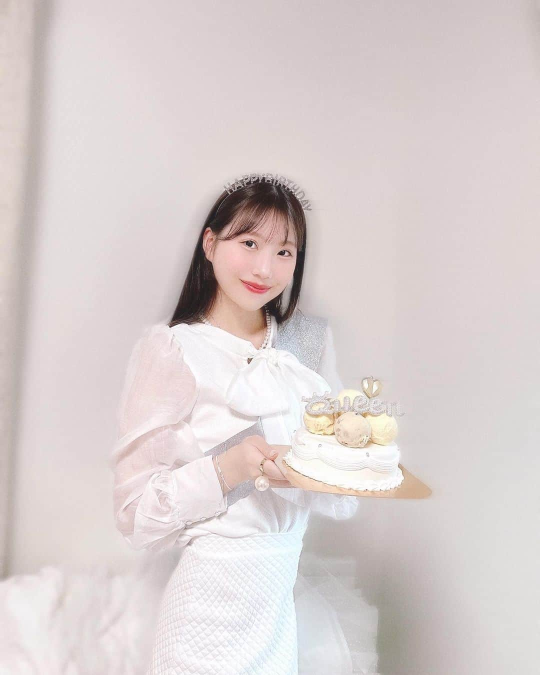 月森世菜さんのインスタグラム写真 - (月森世菜Instagram)「birthday ice cream cake Memories of January…♡  ♡  #white #blanc #concept #allwhite #branding #whiteaesthetic #design #birthday #birthdaygirl #サーティワン #フレンチガーリー #白系統 #アイスケーキ #誕生日ケーキ」3月24日 17時56分 - seina.tsukimori