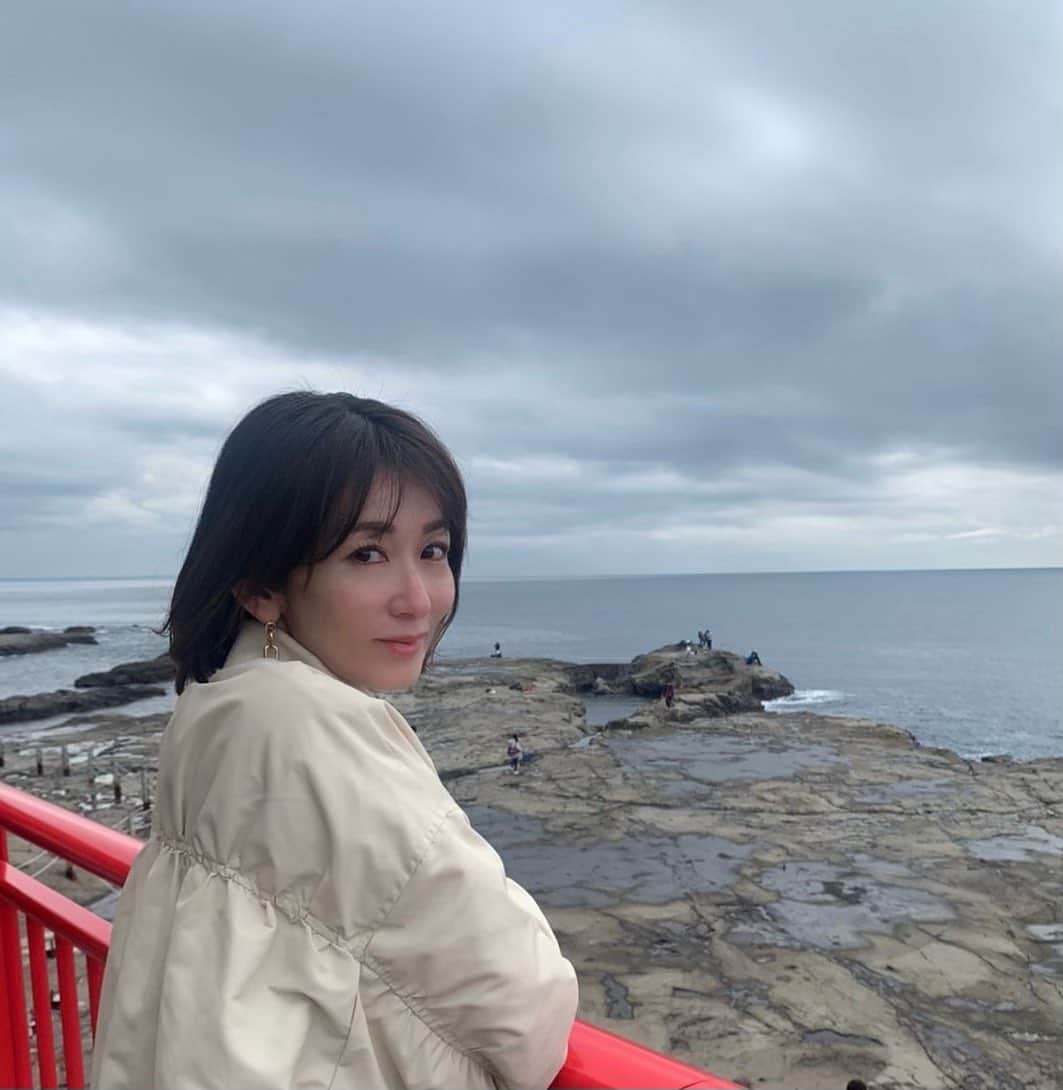 大河内奈々子のインスタグラム：「・ ・ 鳥居をくぐり 階段を のぼっておりて　 また登って その先に見える景色はご褒美😊  この日に一緒にこの場所に行けて 本当によかった。 ありがとう よしこちゃん！ @floridekamakura   #enosima #nanakoohkouchi #大河内奈々子 #江の島神社」