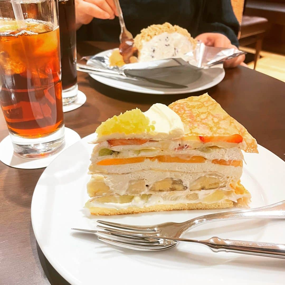 関西LIFE－homelife－のインスタグラム：「【大阪府・阿倍野】 いつも変わらないおいしさ【ハーブス 近鉄あべのハルカス店】 . 愛知県発祥の人気カフェHARBSさん(^^) 大きなケーキが特徴的ですよね！もちろん、ただ大きいだけでなく素材や作り方にもこだわられています♪ 今回いただいたミルクレープも、やっぱり美味しい！ くどくない絶妙な甘さのクリームと、たっぷりのフルーツが相まって幸せなお味でした(∩´∀｀)∩ . . @homelife_local では #homelife_大阪 をつけて投稿された素敵な大阪の写真を紹介していきます。大好きな大阪を一緒に盛り上げていきましょう。 .  . #ハーブス #ハーブス近鉄あべのハルカス #あべのハルカス #大阪阿部野橋駅 #HARBS #近鉄あべのハルカス #ミルクレープ #ケーキ #カフェ #喫茶 #喫茶店 #あべのグルメ #阿倍野橋駅グルメ #大阪市グルメ #スイーツ #大阪グルメ #栄 #大阪カフェ #大阪市 #大阪女子会 #大阪旅行 #大阪観光 #そうだ大阪行こう #大阪 #観光 #yummy #japan #japantrip #japantrip2023」