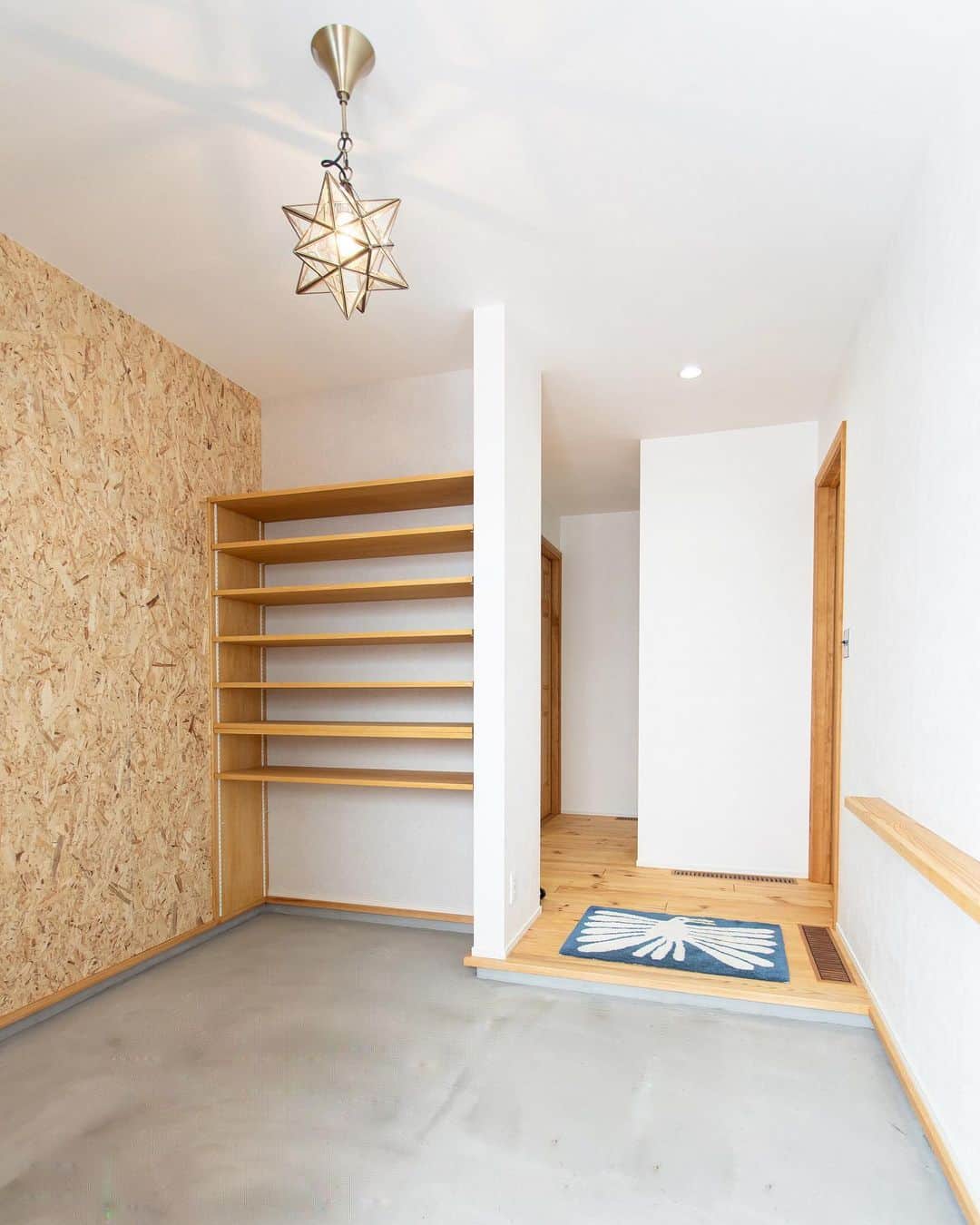 fukui-kensetsuさんのインスタグラム写真 - (fukui-kensetsuInstagram)「寒河江市K様邸の玄関です。  オープンで広々した空間にモルタル仕上げの床に、OSB合板の壁が合う、シンプルでカッコ良い玄関になっています🏠  #玄関インテリア #モルタル玄関 #モルタル仕上げ #OSB合板 #OSB仕上げ #可動棚 #ykkap玄関ドア #自然塗料 #自然塗料リボス #自然素材の家 #自然素材の家づくり #マイホーム #寒河江市  +++--------------------+++  山形暮らしの家づくり  #福井建設#山形市#工務店#注文住宅  山形の風土に合った注文住宅を建設しています。  ↓プロフィール↓ @fukui_kensetsu  ↓現場のことや日常をご紹介するアカウント↓ @fukui_kensetsu_pr  お問い合わせなど、お気軽にDMしてください♪ +++--------------------+++」3月24日 17時50分 - fukui_kensetsu