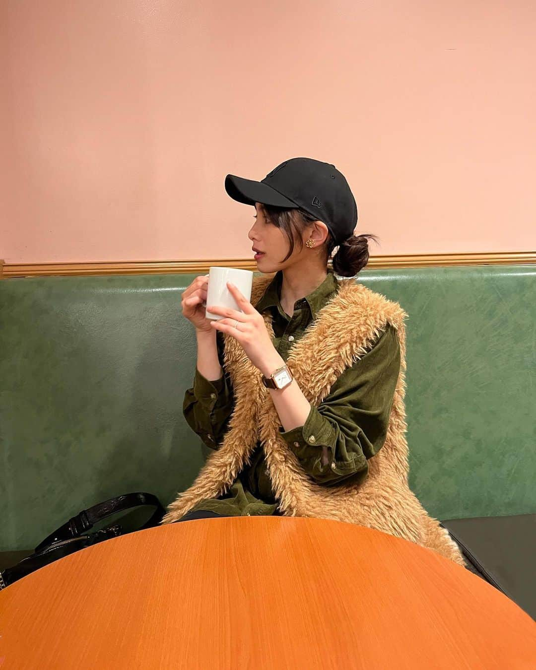 芦住彩來さんのインスタグラム写真 - (芦住彩來Instagram)「少しメンズライクを 意識したカジュアルな日☕️🤍  ダークカラーでまとめて 大人っぽく🥀  USポロの時計もいい感じ♩  ベルトがブラウンの二色あって コーデに合わせて変えられるよ☺️  @the_platinum_select   #theplatinumselect #USポロ #USポロwatch #USポロ時計  #USPOLO時計 #PR」3月24日 17時52分 - i._am_sarah