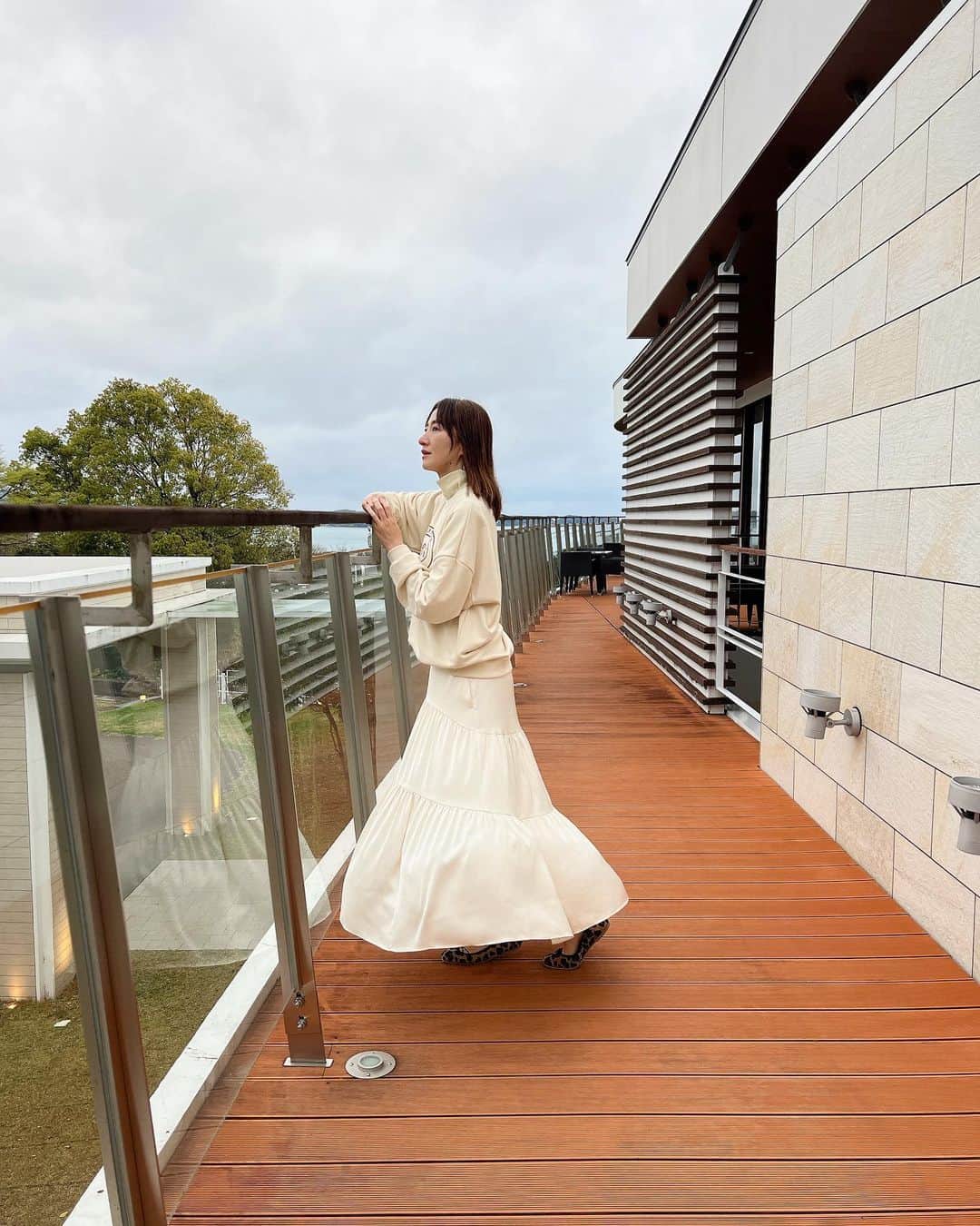 前田ゆかのインスタグラム：「帰省したら必ず泊まりたかった ホテル 天草#天空の船✨  何年か前に一度泊まってから忘れる事のできない、自然を感じられる開放感のあるリゾートホテル✨  ロビー奥に広がるテラスとプールに天草の海と島々の絶景が広がり、時間によっていろんな表情を楽しめます。 たおやかな癒しの世界。  眺めてるだけで気持ちが軽くなり 自然に触れる大切さを実感します。  各部屋には天然温泉の♨️露天風呂が付くという贅沢さ！  気持ちのいいお湯につかり安らぎの空間でのんびり〜 何もしない贅沢。  お部屋にお風呂があるのは快適ですね。 温泉に来るのも本当久しぶり✨  つづく  #天草 #kumamoto #コラボスカート #サテンティアードスカート  #cbptokyo」