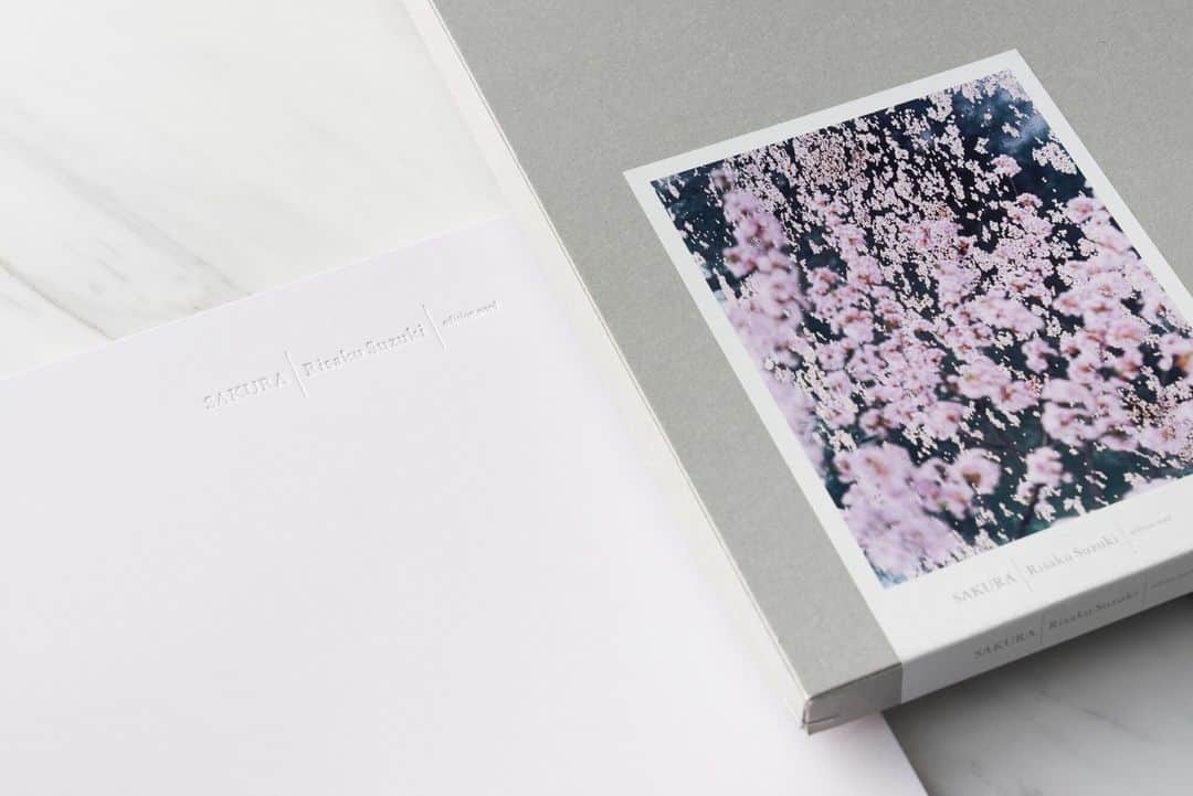 SHISEIDO THE GINZAさんのインスタグラム写真 - (SHISEIDO THE GINZAInstagram)「【SAKURA】  鈴木理策さんの桜が手の中で満開に。 これを眺めれば、花の季節の“あいにくの空模様”にも 動揺しなくてすみそうです。  当店での写真集のお取り扱いは2冊のみとなります。  4階SHISEIDO THE TABLESでお待ちしております。  #資生堂#shiseidothestore#資生堂銀座本店#shiseidothetables#銀座#ギンザ#ginza#写真#ギフト#gift#本#ブックカフェ#桜#さくら#sakura」3月24日 20時00分 - shiseidothestore