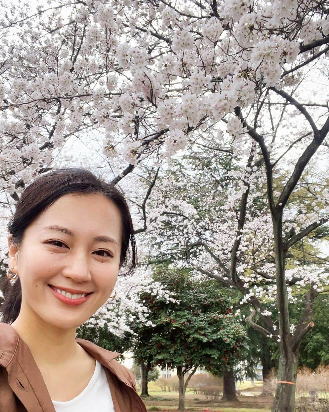 相沢奈緒のインスタグラム：「. 曇っていたけど桜咲いてるの見つけた〜🌸 嬉しい♡ #桜」