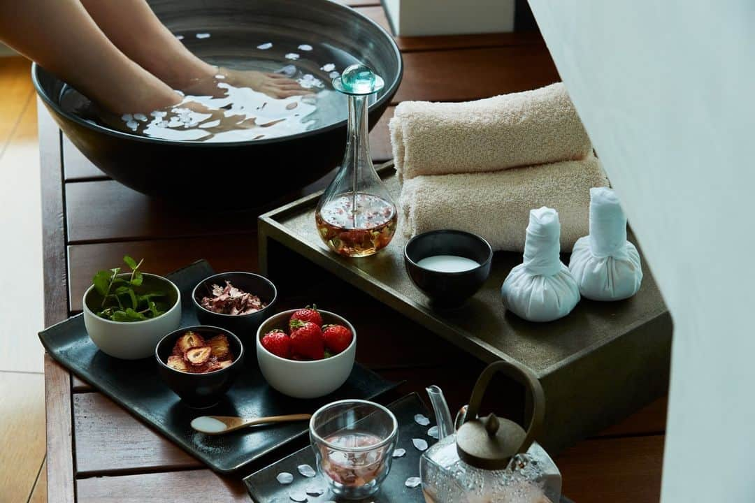 Andaz Tokyo アンダーズ 東京さんのインスタグラム写真 - (Andaz Tokyo アンダーズ 東京Instagram)「『Sakura Healing』  人と会う機会が増える春をより晴れやかな気持ちで迎えられるよう、心身の疲労を和らげつつ全身で春を感じられるトリートメントをご用意いたしました。トリートメントは、桜、苺、ミントを使用した足浴からスタートし、その後桜漬けしたオイルを使用し、オールハンドの全身フリースタイルによるボディマッサージをご体験いただけます。  新生活を迎える、出会いの季節にふさわしい春限定のトリートメントをご体感ください🌸詳細は「AO スパ＆クラブ」のサイトよりご覧ください！  販売期間：～ 2023年4月30日(日)  "Sakura Healing"  We have prepared a treatment that allows you to feel spring while relieving mental and physical fatigue so that you can welcome spring with a fresh perspective. Our treatment starts with a foot bath using cherry blossoms, strawberries, and mint, and then uses oil pickled in cherry blossoms to experience a full-body freestyle body massage.  Experience a spring-only treatment suitable for the season of dating and starting anew🌸  For details, please visit the AO Spa & Club site!  Available until Sunday, April 30, 2023  #andaztokyo #アンダーズ東京 #andaz #東京ホテル #ラグジュアリーホテル #虎ノ門ヒルズ #ホテルスパ #東京マッサージ #ライフスタイルホテル #tokyohotel #luxuryhotels #japantravel #tokyospa #hotelspa」3月24日 18時00分 - andaztokyo